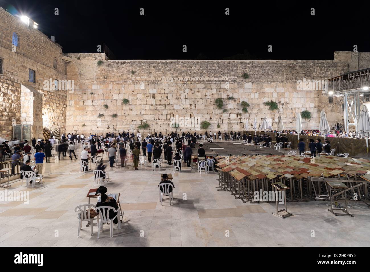 jerusalem-israel, 06-07-2021. Long exposure in the men's plaza at the Western Wall in Jerusalem, at night Stock Photo