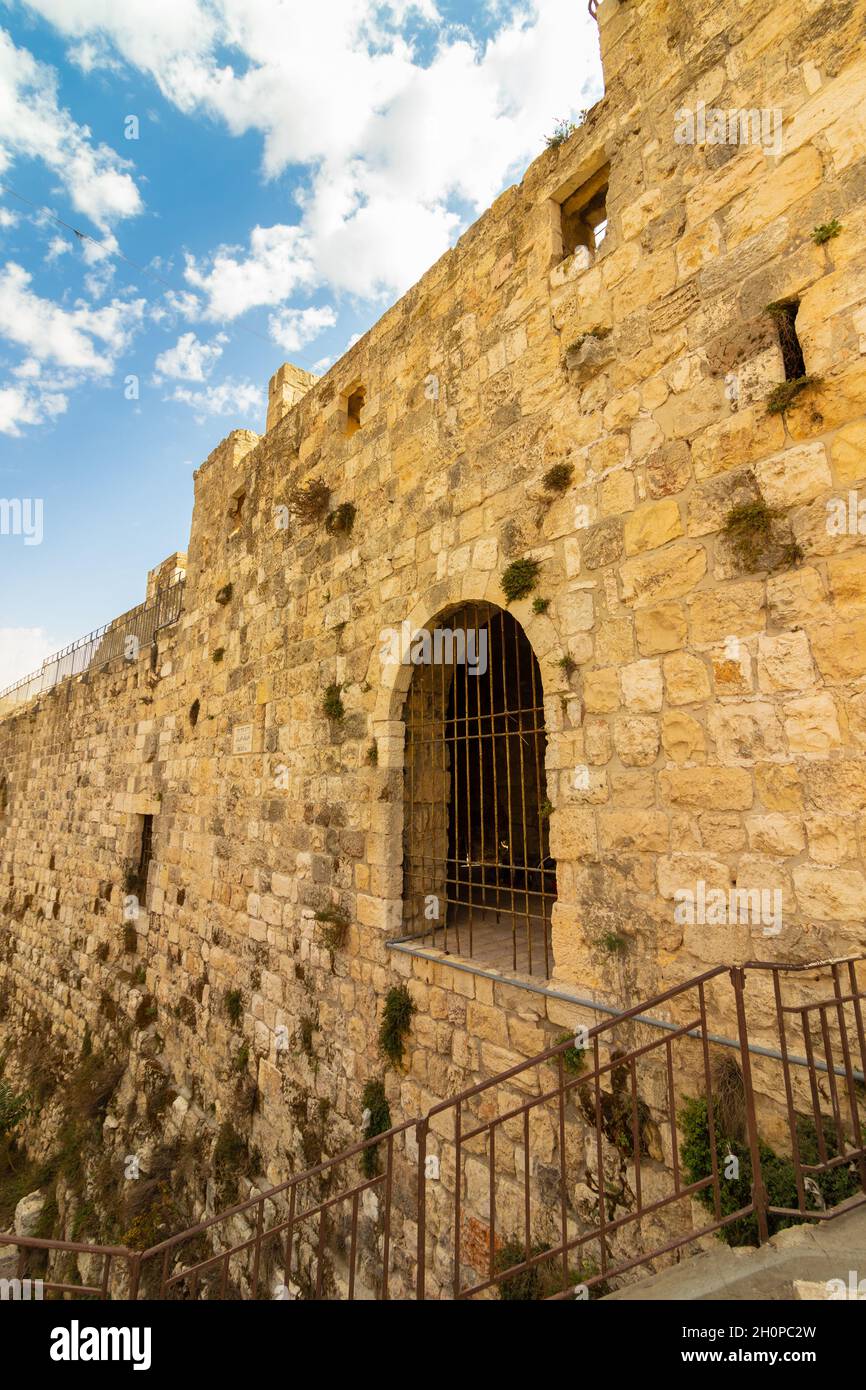 jerusalem-israel. 13-10-2021. The famous and ancient walls around the Old City and the Jewish Quarter in Jerusalem, against a background of blue skies Stock Photo