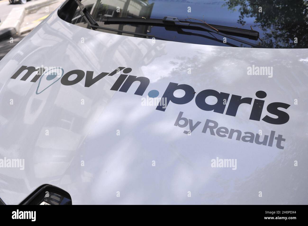 Moovin paris hires stock photography and images Alamy