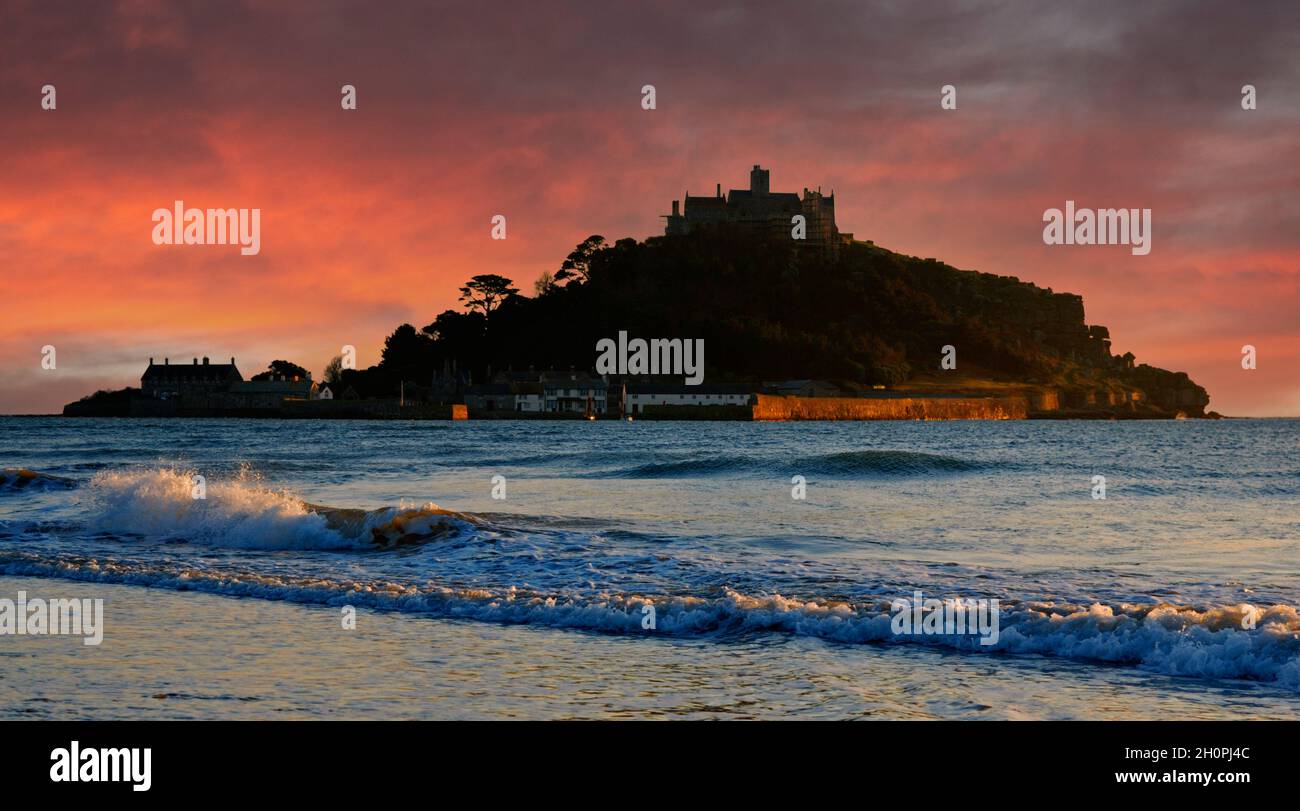 Dramatic sunset over st michaels mount in mounts bay marazion, cornwall england Stock Photo