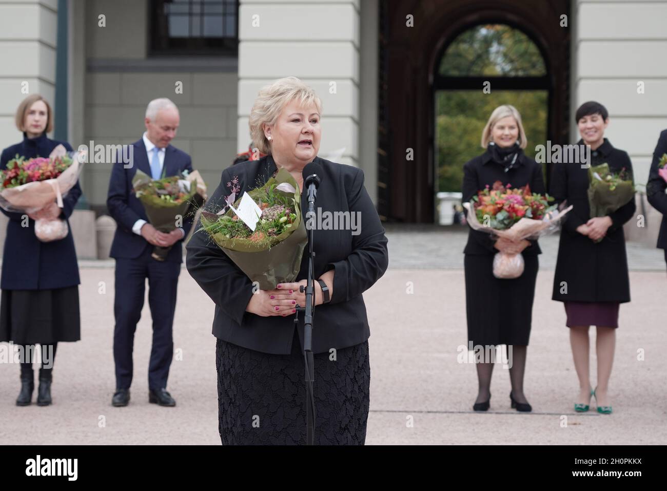 Oslo 20211014.Prime Minister Erna Solberg in front of f.v. Iselin Nybo, Jan Tore Sanner, Guri Melby and Ine Eriksen Soreide, after the outgoing government's last minister at the castle. Photo: Ole Berg-Rusten / NTB Stock Photo