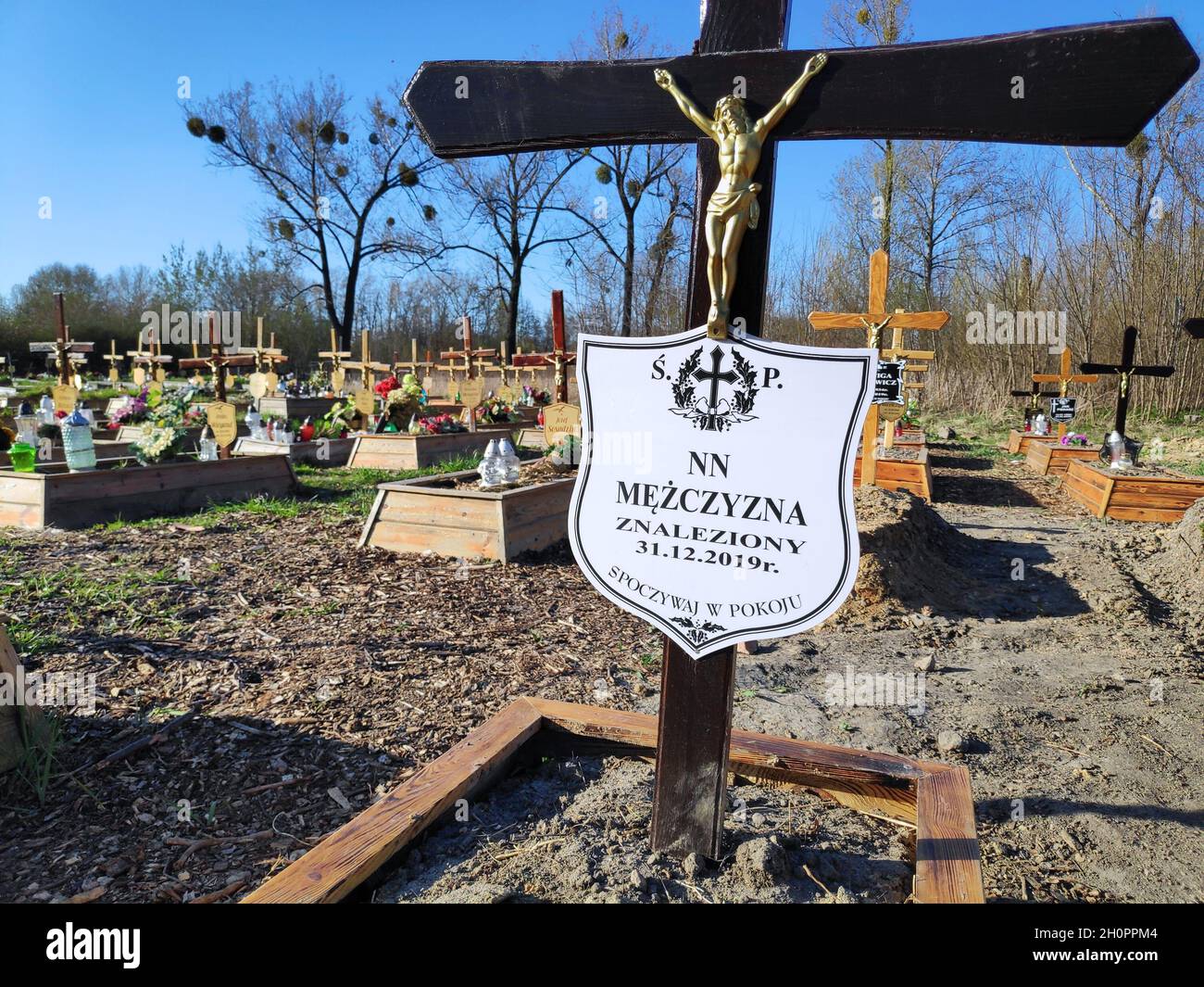 BYTOM, POLAND - APRIL 12, 2020: Simple grave of an unidentified person found by police in Poland. NN Mezczyzna means Unidentified Male (John Doe) in P Stock Photo
