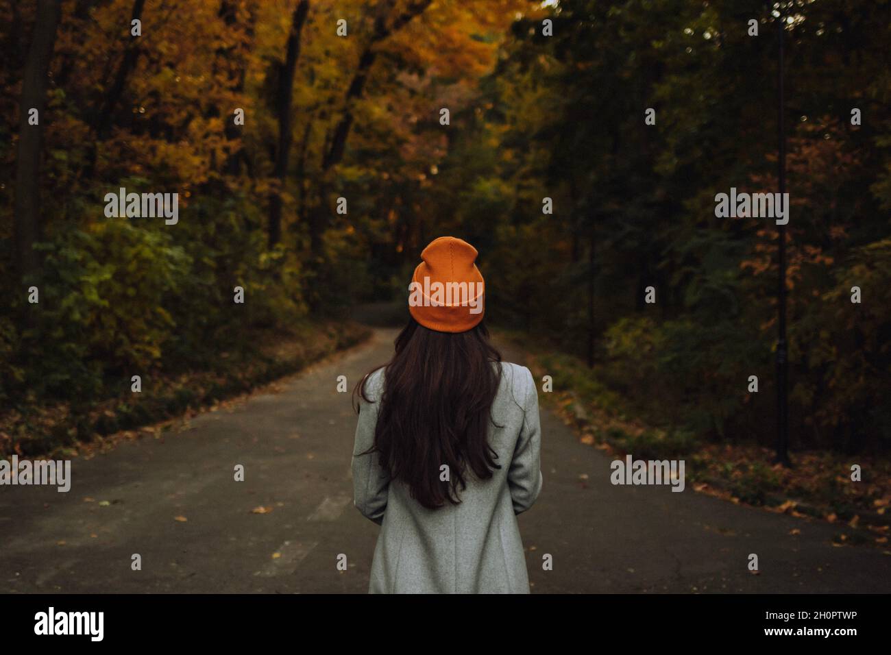 Girl walking alone rear view hi-res stock photography and images - Alamy