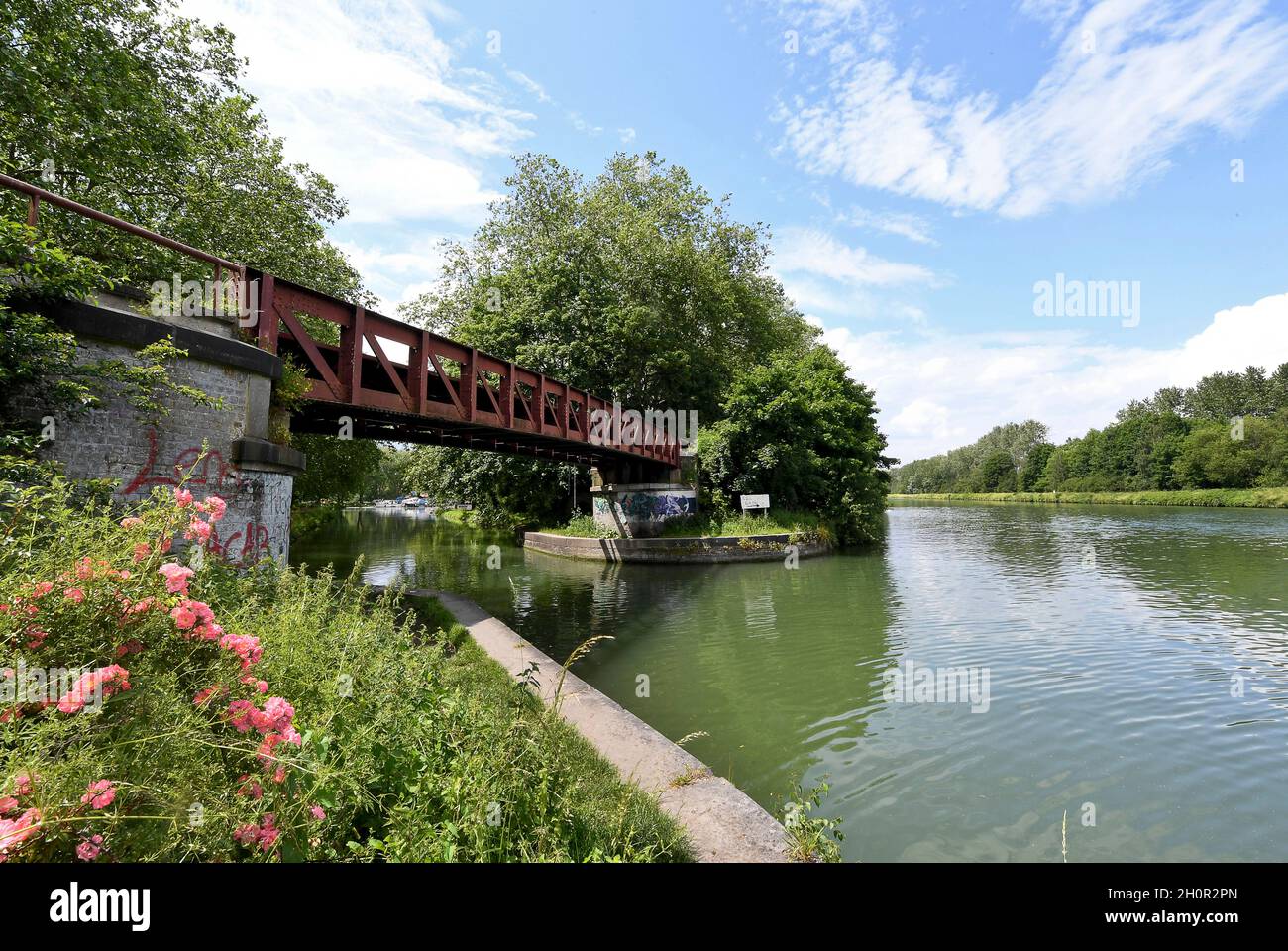 Courcelles les Lens (northern France): the Deule Canal at the entrance to the Gare d'Eau leisure park Stock Photo
