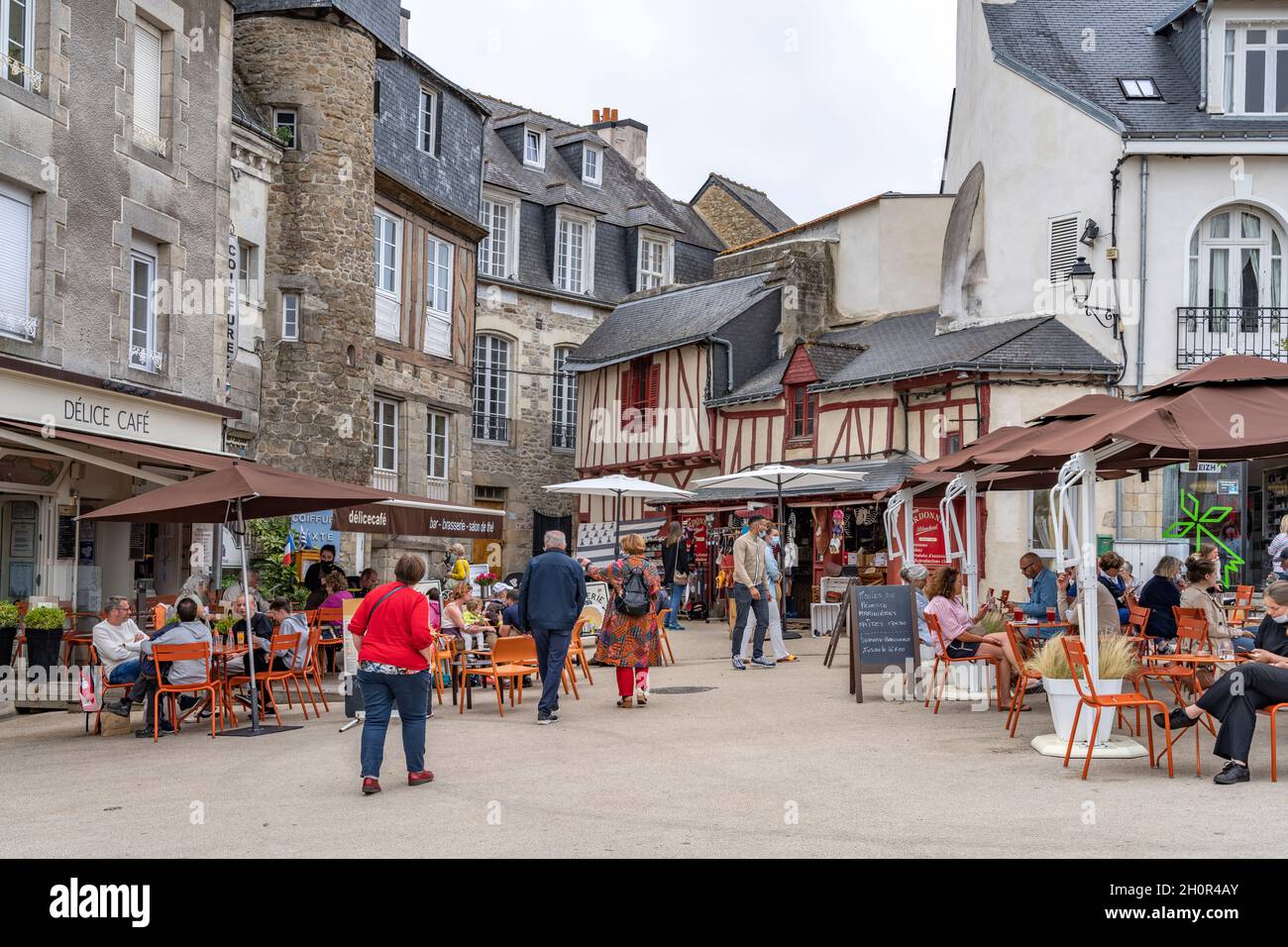 Cafes in der Altstadt von Vannes, Bretagne, Frankreich  | Cafes at the old town in Vannes, Brittany, France Stock Photo