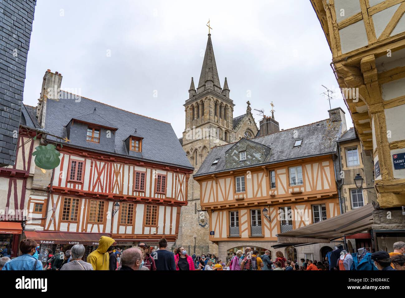 Fachwerkhäuser in der Altstadt und die Kathedrale von Vannes, Bretagne, Frankreich  |  half-timbered houses at the old town and the cathedral in Vanne Stock Photo