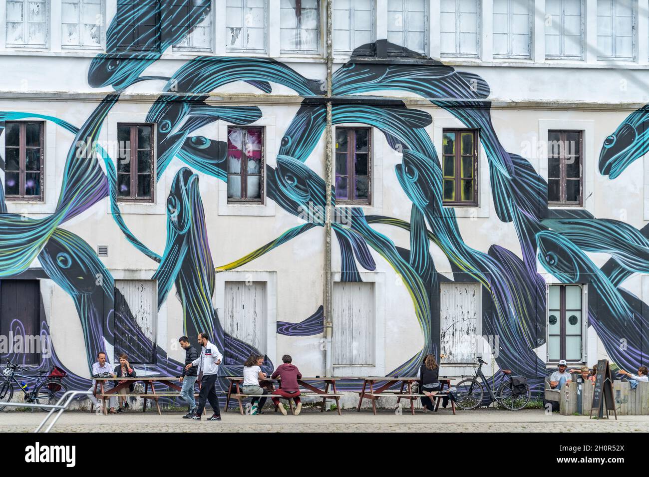 Wandbild des Strassenkünstlers Pantonio mit blauen Fischen in Vannes ...