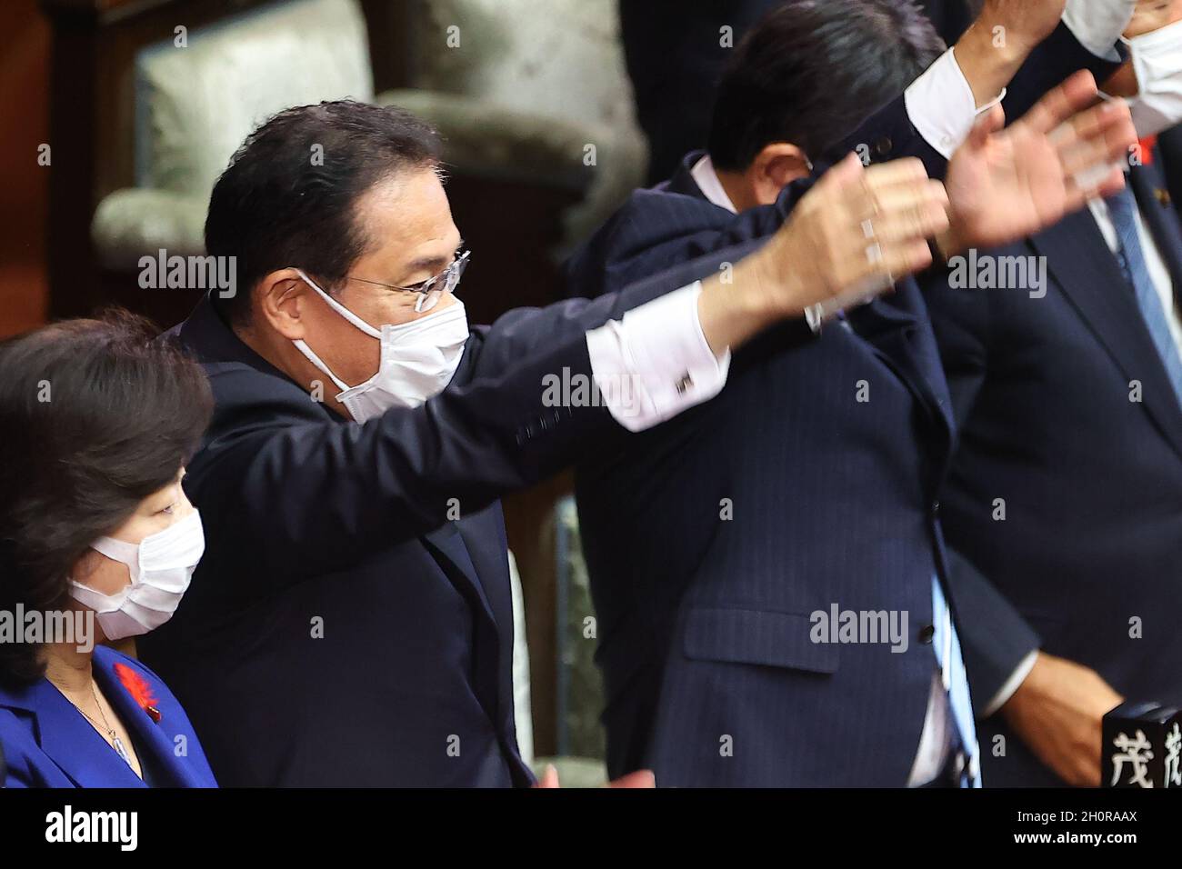 Tokyo, Japan. 14th Oct, 2021. The announcement of the dissolution of the House of Representatives at the Diet Building in Tokyo, Japan. Japanese Prime Minister Fumio Kishida raises his hand and chants "Banzai"(cheers). on October 14, 2021 in Tokyo, Japan. (Photo by Kazuki Oishi/Sipa USA) Credit: Sipa USA/Alamy Live News Stock Photo