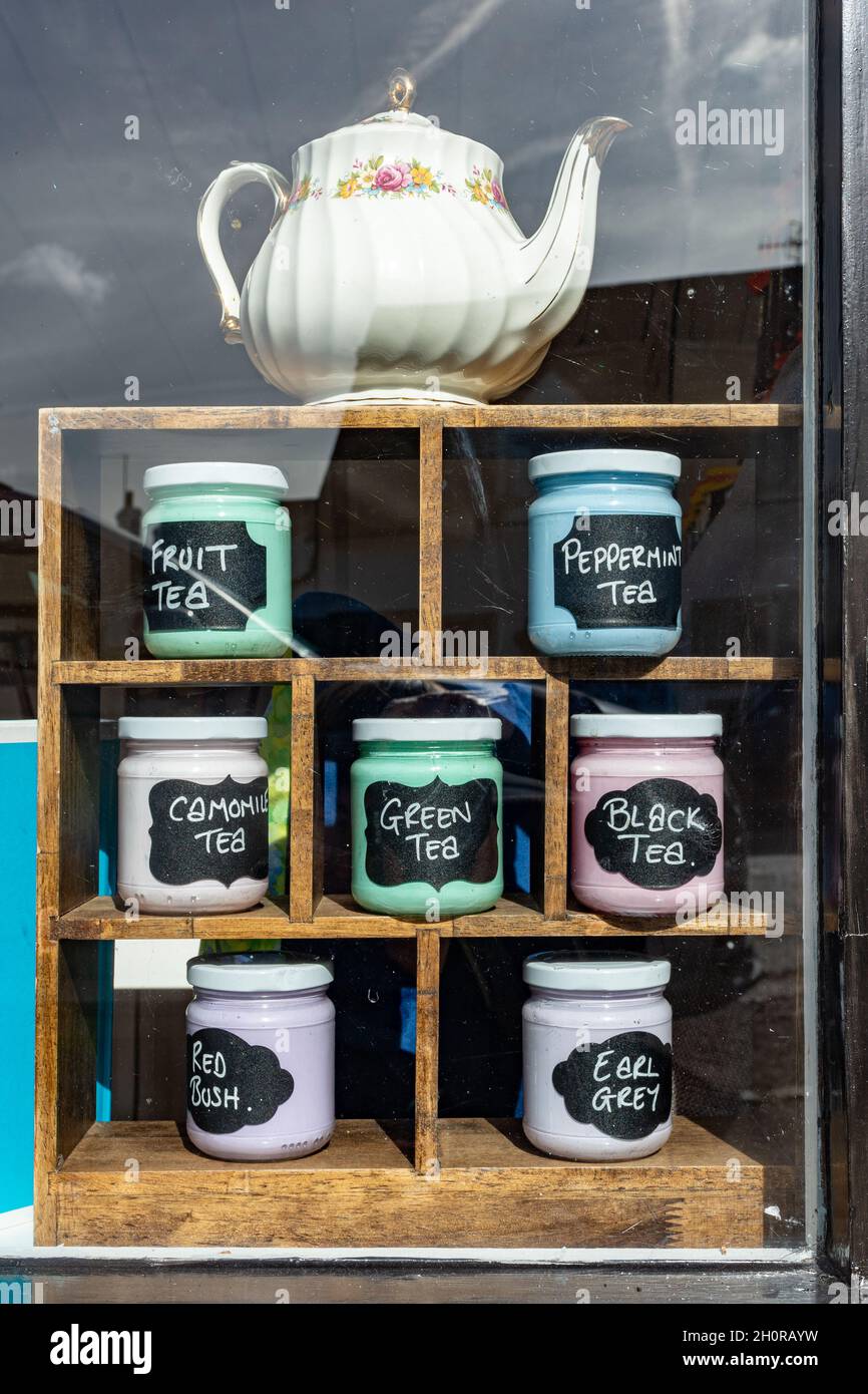https://c8.alamy.com/comp/2H0RAYW/a-variety-of-different-teas-on-display-in-the-window-of-a-tea-shop-uk-2H0RAYW.jpg