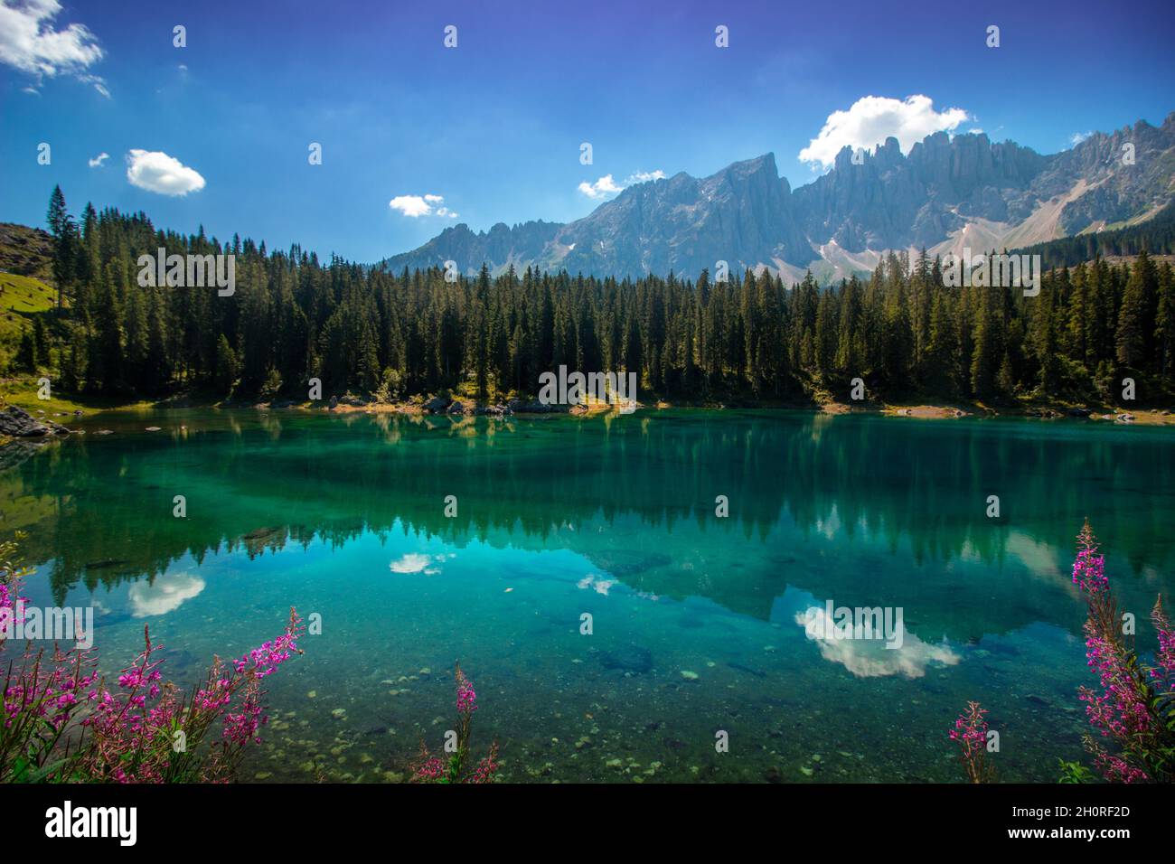 Karer See Südtirol mit Dolomiten im Hintergrund Stock Photo