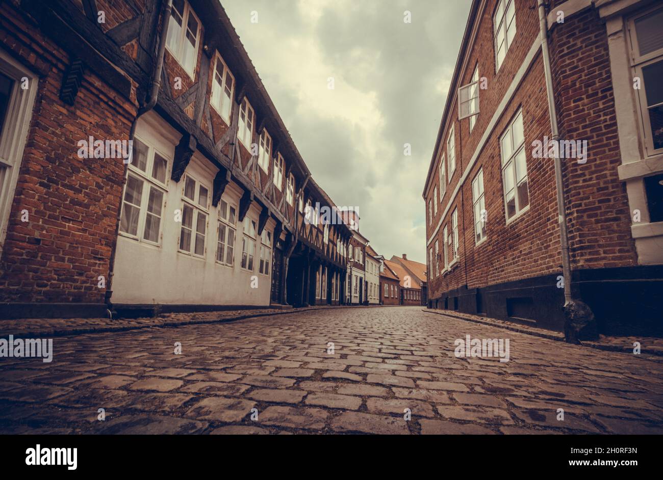 Kopfsteinpflaster Strasse mit alten Gebäuden Stock Photo - Alamy