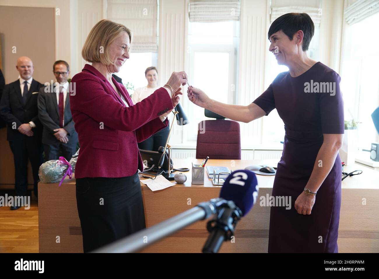 Oslo, Norway, 14/10/2021, Oslo 20211014.Upcoming Foreign Minister Anniken Huitfeldt (Labor Party) and outgoing Foreign Minister Ine Marie Eriksen Soreide (H) during the key handover at the Ministry of Foreign Affairs in Oslo on Thursday. Photo: Haakon Mosvold Larsen / NTB Stock Photo