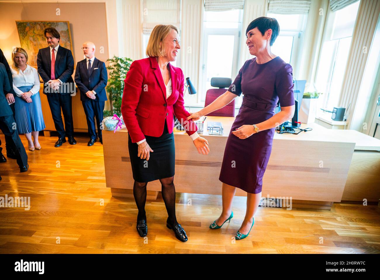Oslo, Norway, 14/10/2021, Oslo 20211014.Upcoming Foreign Minister Anniken Huitfeldt (Labor Party) and outgoing Foreign Minister Ine Marie Eriksen Soreide (H) during the key handover at the Ministry of Foreign Affairs in Oslo on Thursday. Photo: Håkon Mosvold Larsen / NTB Stock Photo
