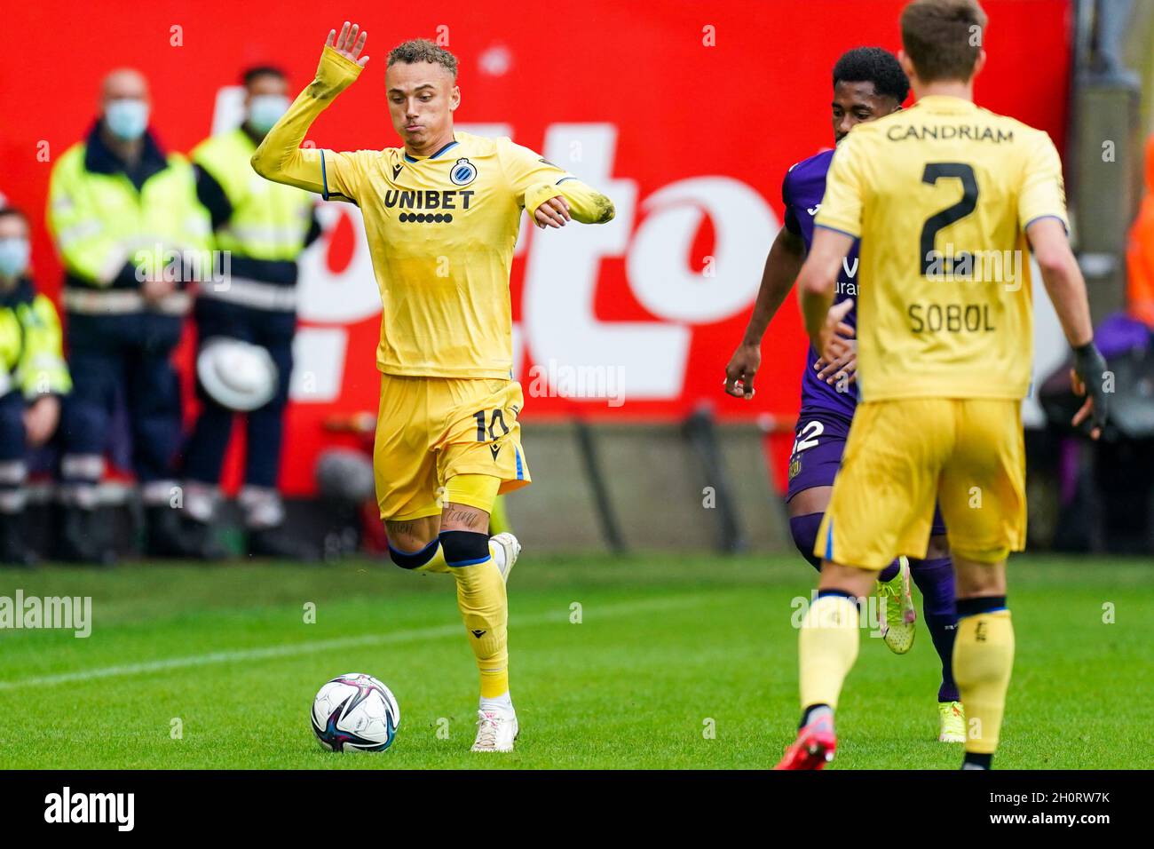 Anderlecht's Kristoffer Olsson and Club's Noa Lang fight for the ball  during a soccer match between RSC Anderlecht and Club Brugge KV, Sunday 03  Octob Stock Photo - Alamy