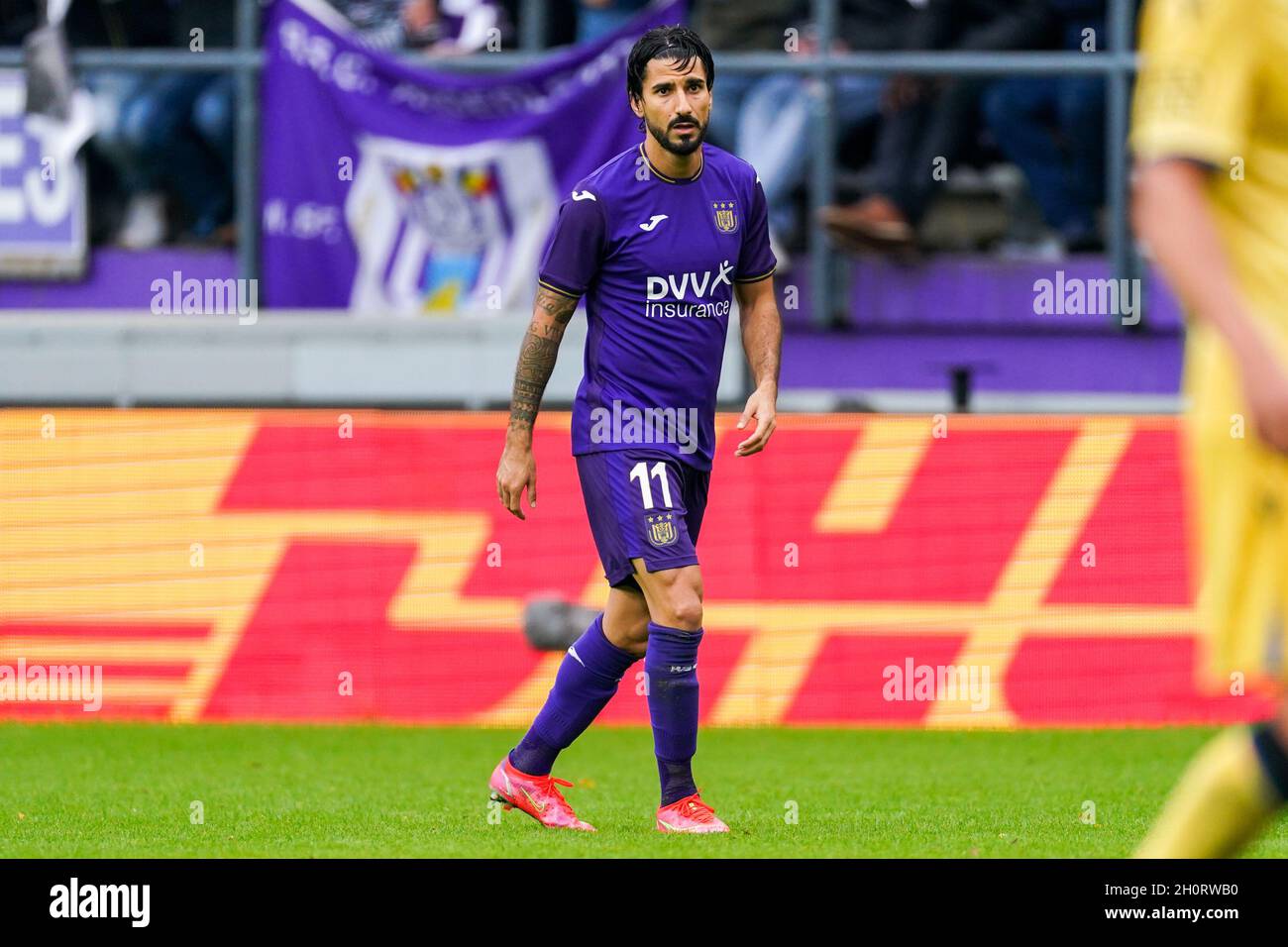 Club's Kamal Sowah and Anderlecht's Sergio Gomez fight for the ball during  a soccer match between RSC Anderlecht and Club Brugge KV, Sunday 03 October  Stock Photo - Alamy