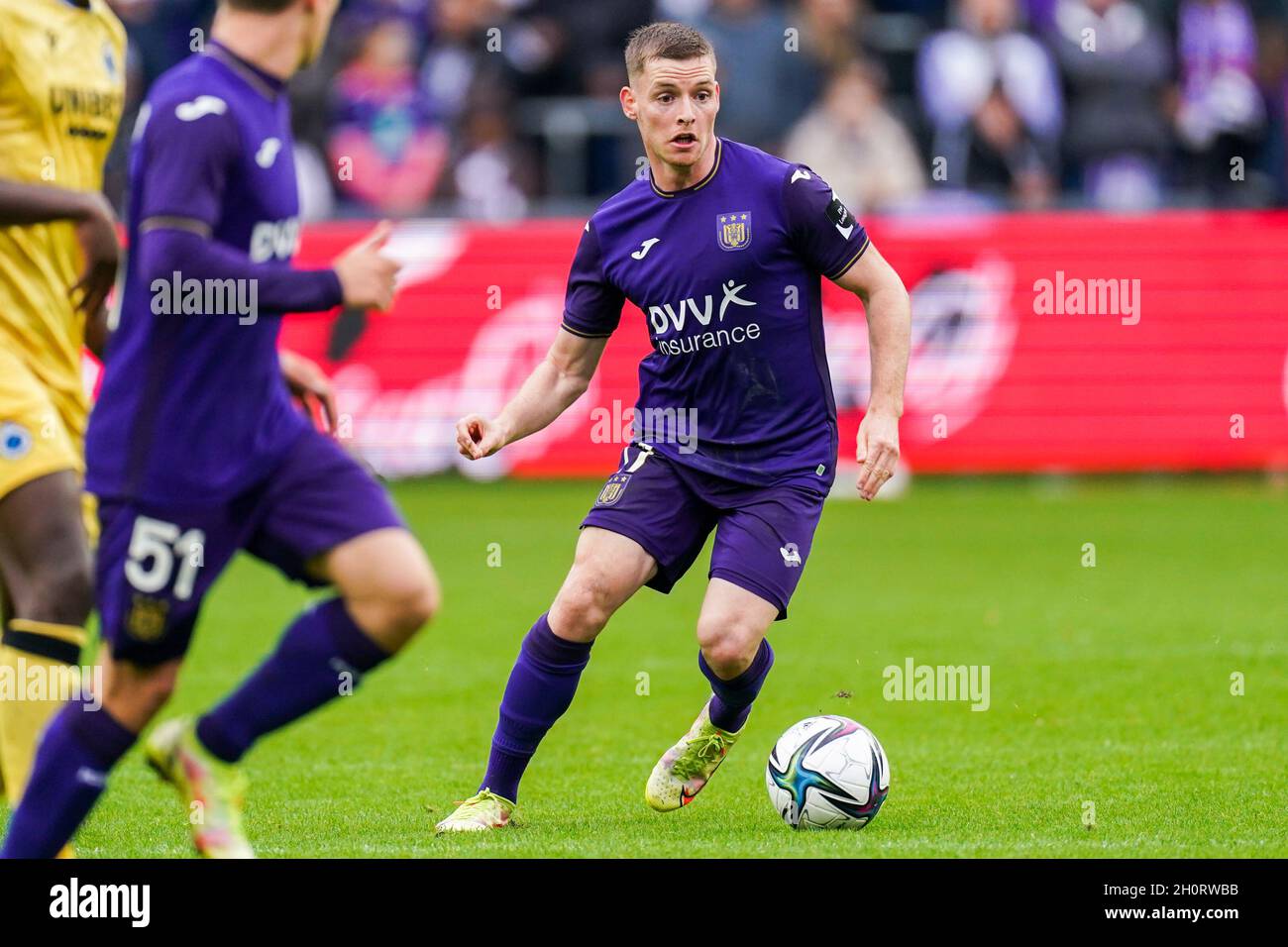 Club's Kamal Sowah and Anderlecht's Sergio Gomez fight for the ball during  a soccer match between RSC Anderlecht and Club Brugge KV, Sunday 03 October  Stock Photo - Alamy