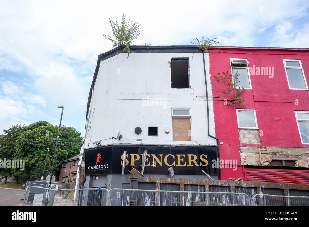 Gateshead UK: 14th August 2021: Old abandoned pubs being prepped for demolition Stock Photo