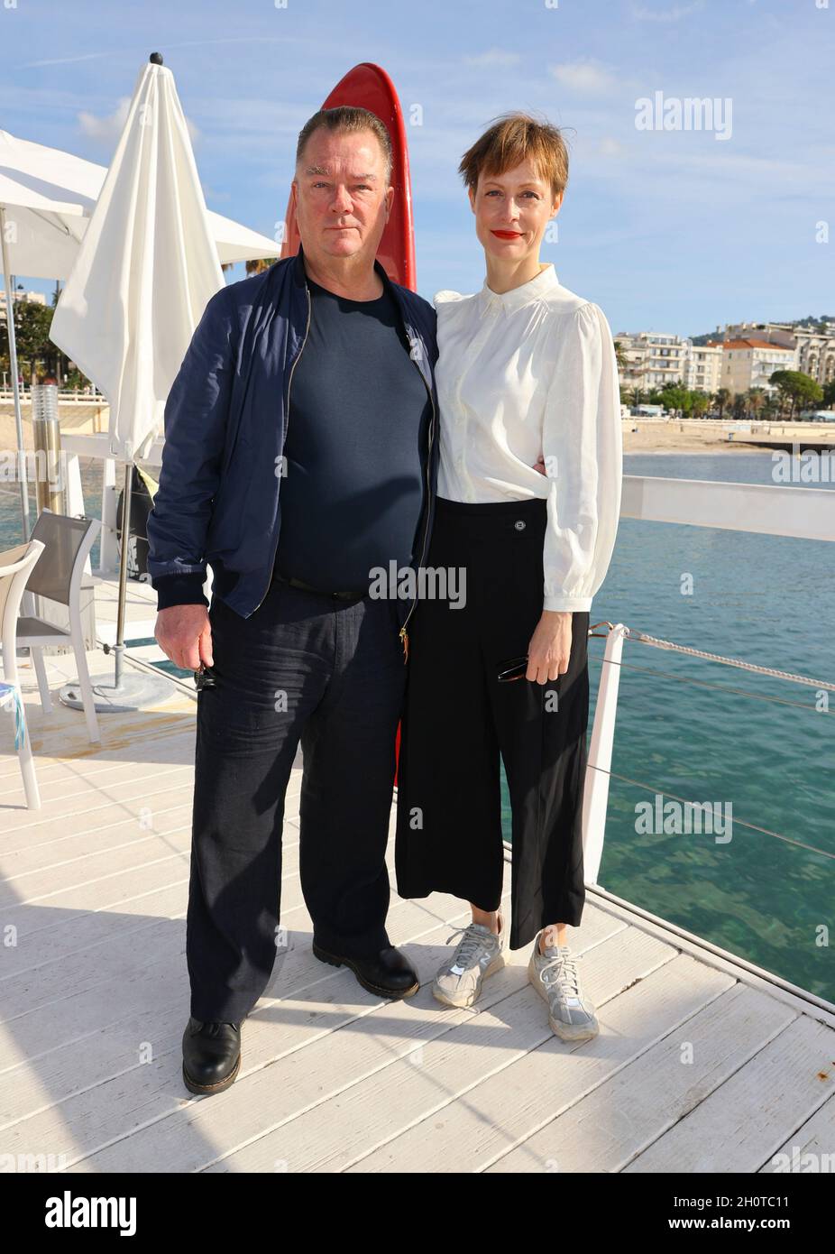 cannes frankreich 13th oct 2021 cannes france october 13 2021 canneseries international series festival and mipcom with german actors peter kurth and katharina marie schubert from the tv drama ferdinand von