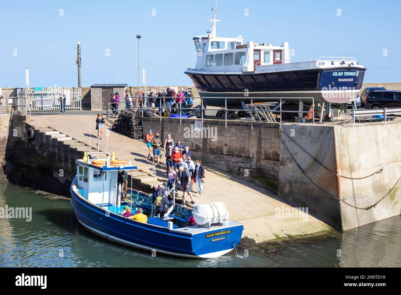 People getting onto a Sightseeing boat trip to the Farne Islands in Seahouses Harbour North Sunderland Harbour Northumberland coast England GB UK Stock Photo