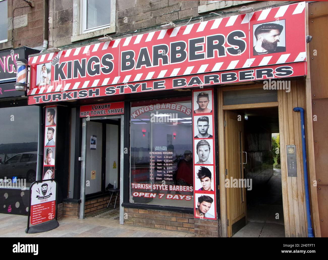 A very striking barber shop front in Helensburgh just outside Glasgow. You can't miss Kings Barbers shop and is the place to go for a shave or a haircut. ©Alan Wylie/ALAMY Stock Photo