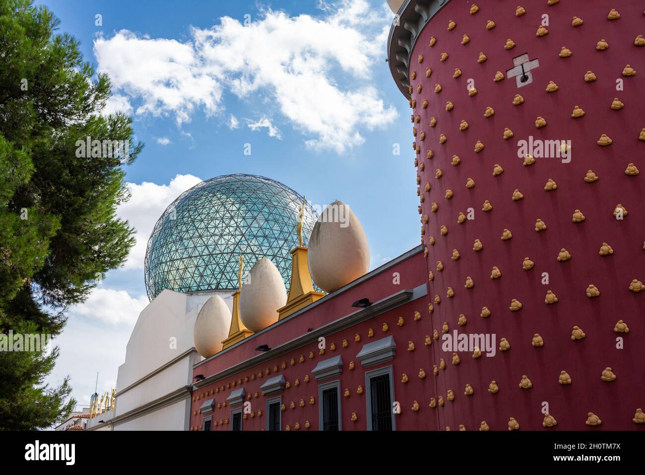 Figueras, Gerona, Spain - September 18, 2021: Dali Theater-Museum exterior facade detail. Museum entirely dedicated to Salvador Dalí. The huge eggs on Stock Photo