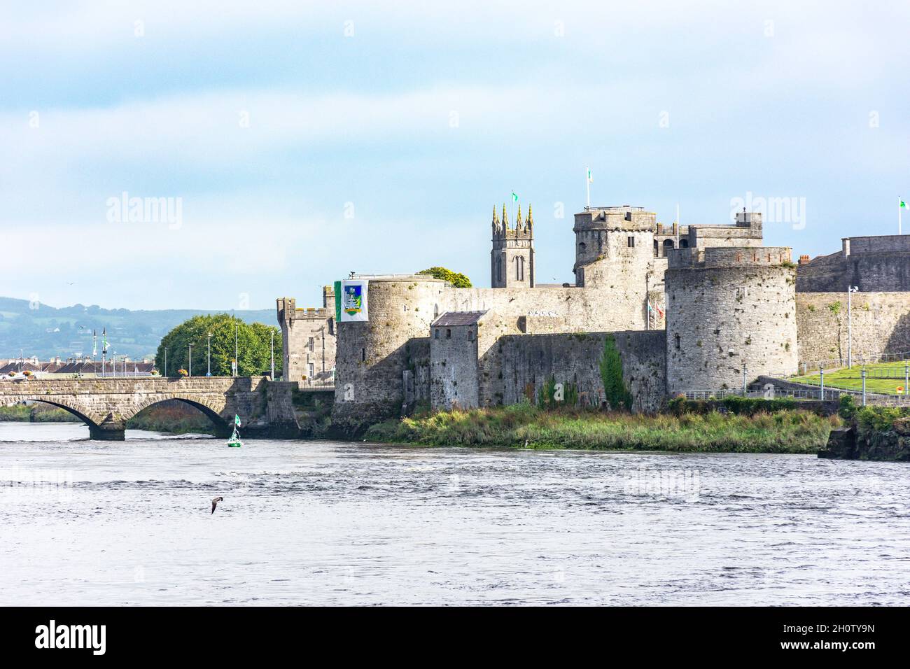 13th century King John's Castle across River Shannon, Limerick (Luimneach), County Limerick, Republic of Ireland Stock Photo