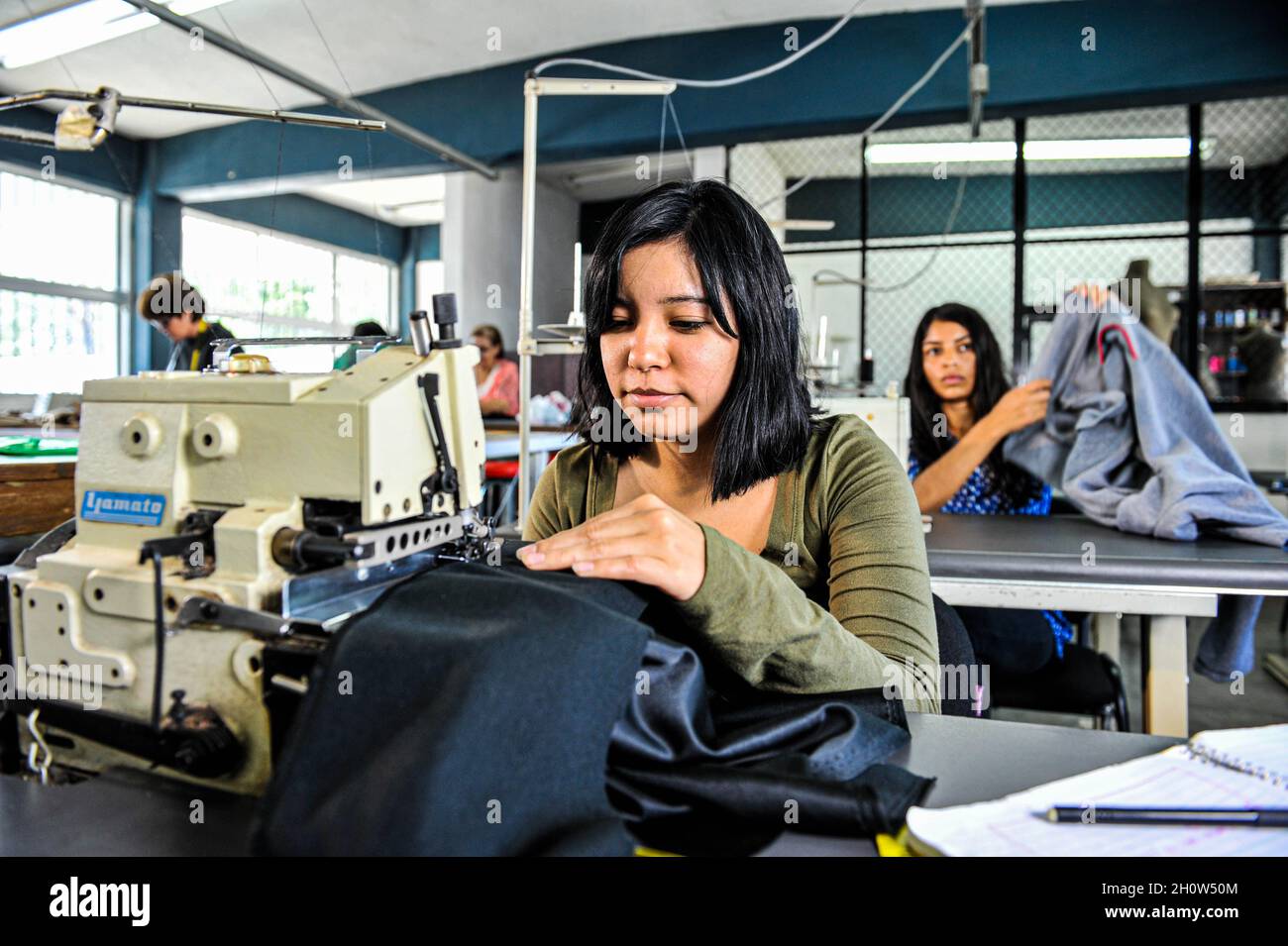 Seamstress woman at sewing machine, sewing, fashion design, clothing,  apparel, textile factory, textile. November 2015 ICATSON Workshops (Photo  by Isrrael Garnica / NortePhoto) Mujer costurera en maquina de coser,  costura, deseño de