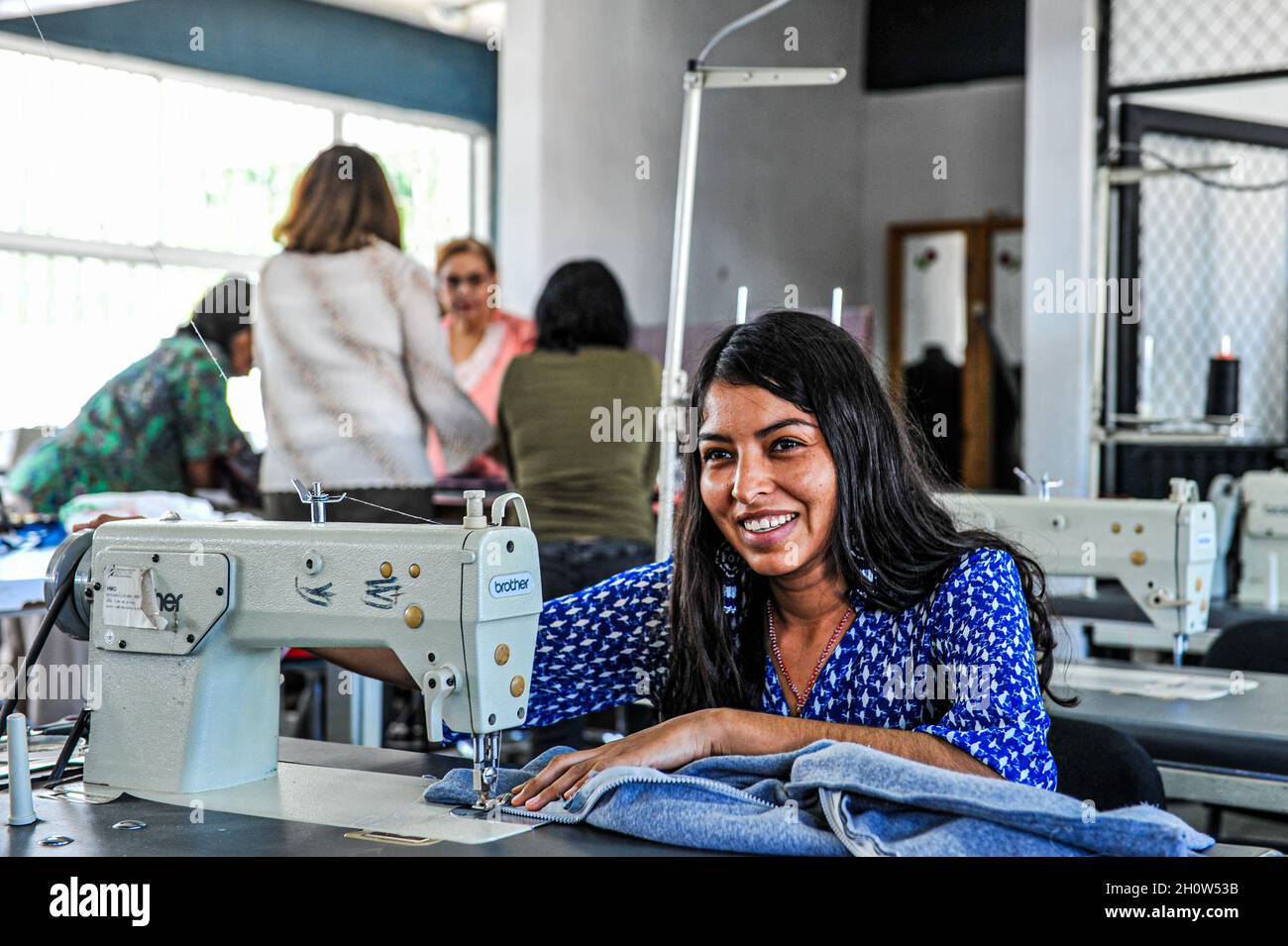 Máquina de coser ropa de moda taller Fotografía de stock - Alamy