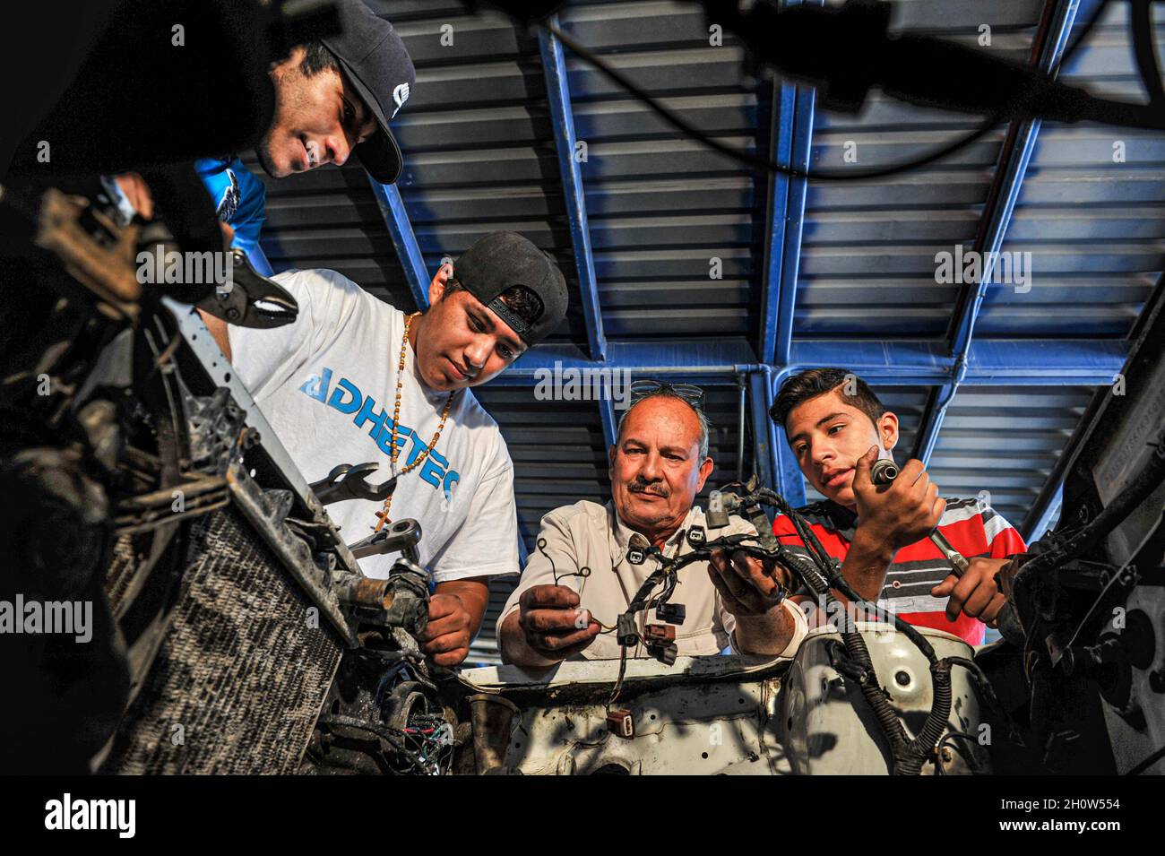 Electrical wiring, Mechanic and mechanical workshop repair of automotive air conditioning, automotive mechanics, electrical, electrical cars, auto, automotive. November 2015 ICATSON Workshops (Photo by Isrrael Garnica / NortePhoto)  Cableado electrico, Mecanico y taller mecanico reparacion de aire acondicionado automotirz, mecanica automotriz, electrico, electrico de autos, auto, automotor. Noviembre 2015  Talleres ICATSON (Photo by Isrrael Garnica/NortePhoto) Stock Photo