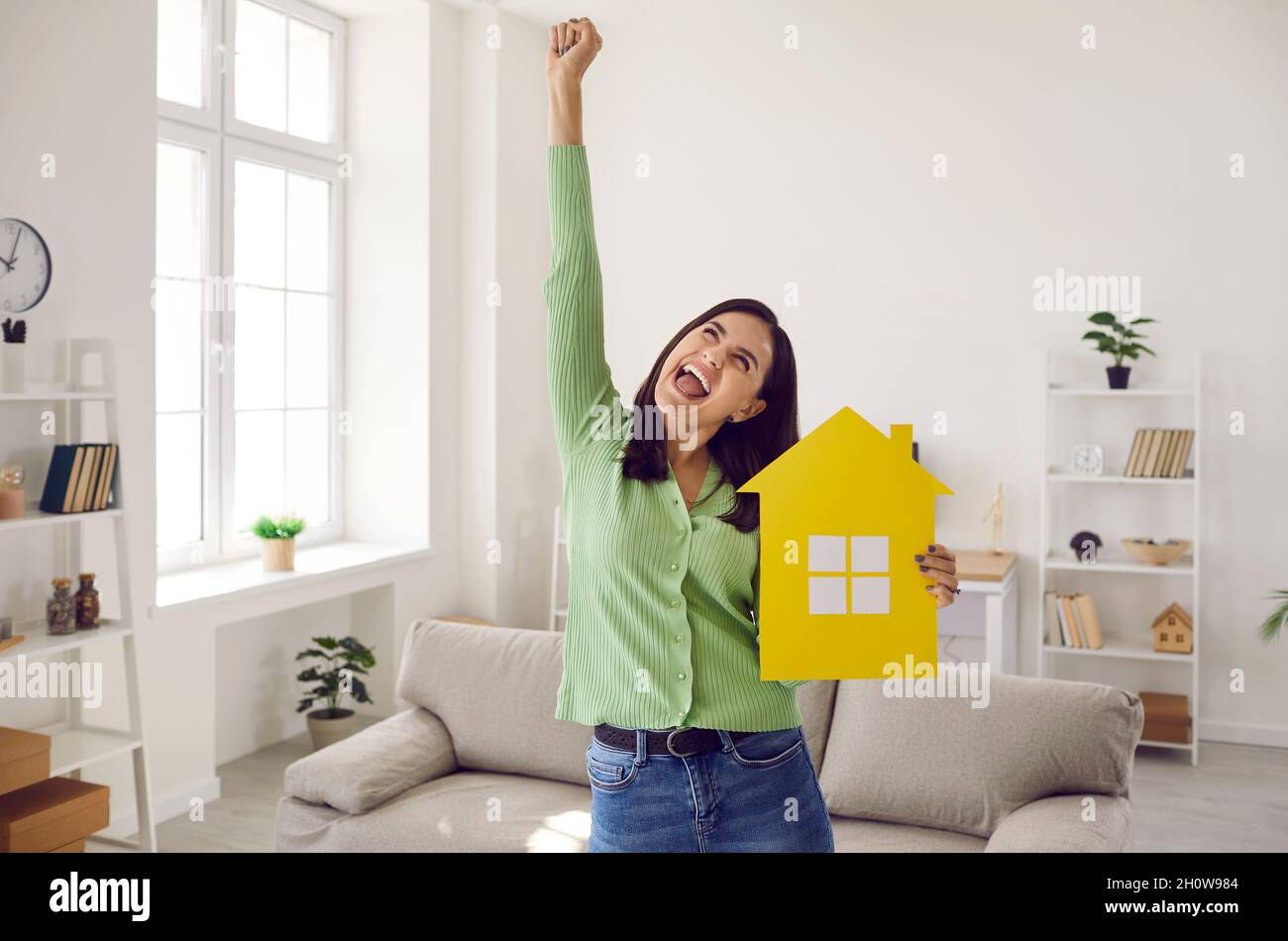 Shouting woman house hi-res stock photography and images - Alamy
