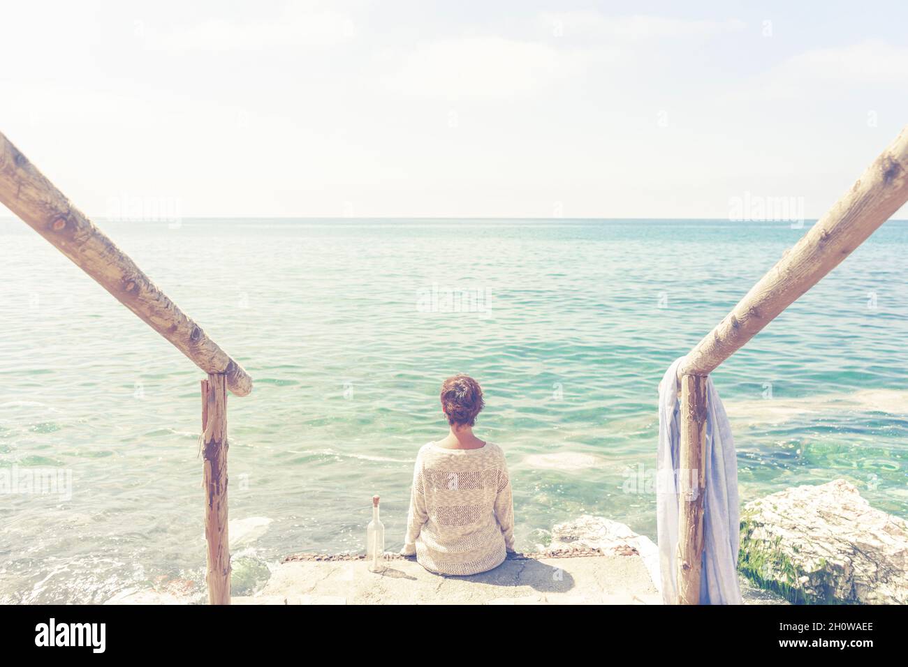 Female tourist sitting hi-res stock photography and images - Alamy