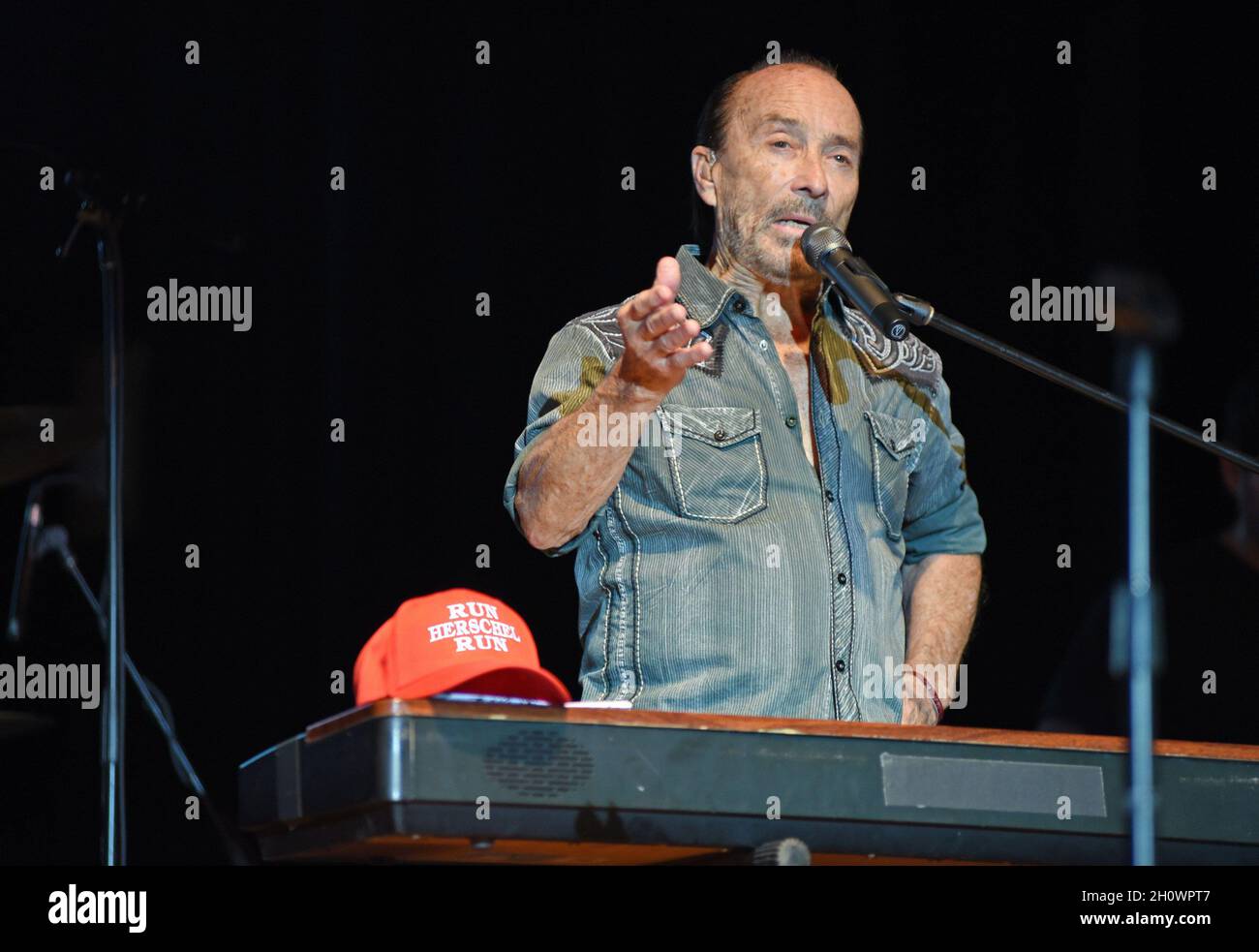 Hiawassee, GA, USA. 14th Oct, 2021. Lee Greenwood on stage for Lee