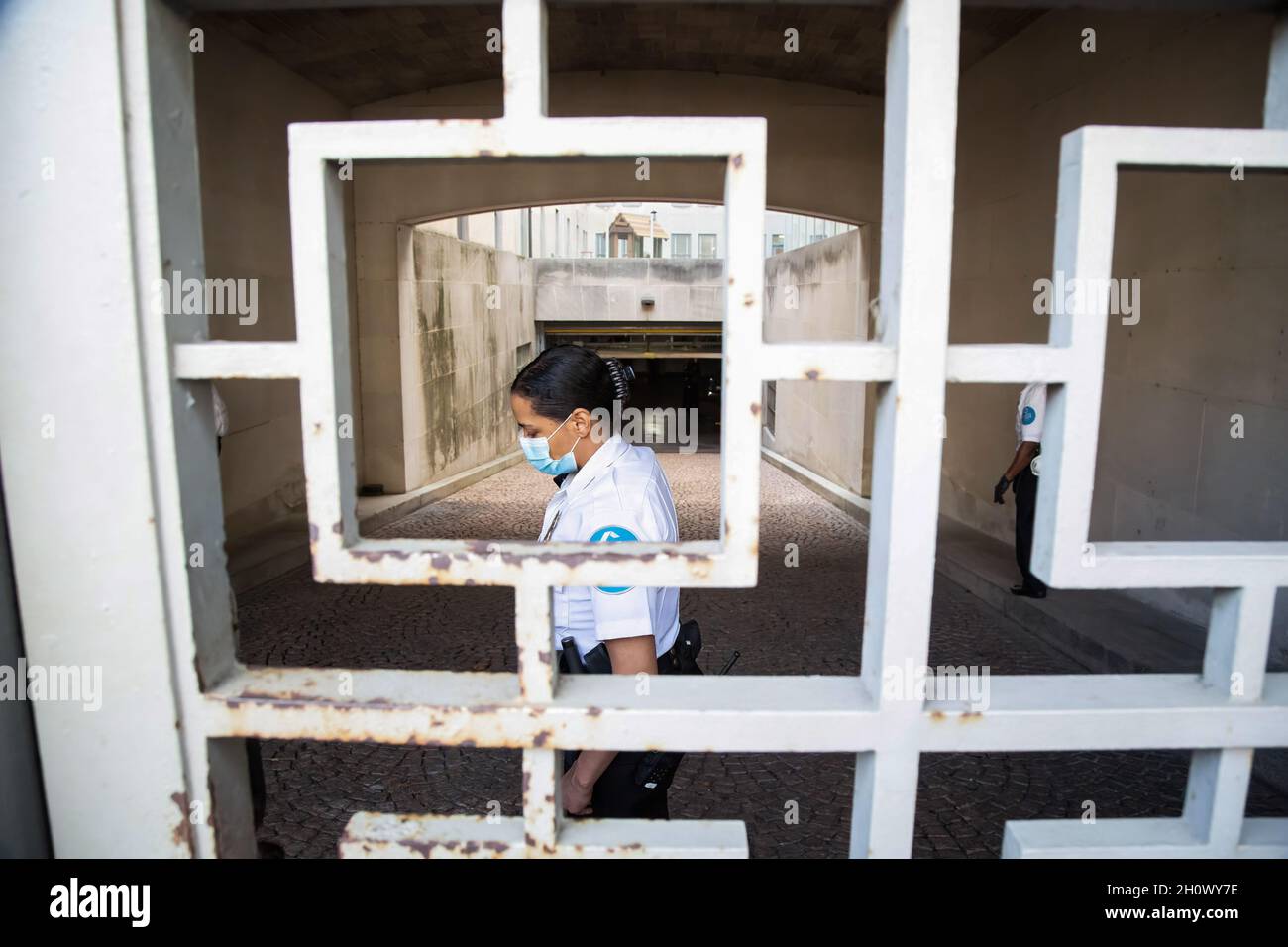 Washington, United States. 14th Oct, 2021. Police officer guards door during the demonstration.Environmental activists arrested after occupying the Bureau of Indian Affairs at the Department of Interior. Credit: SOPA Images Limited/Alamy Live News Stock Photo