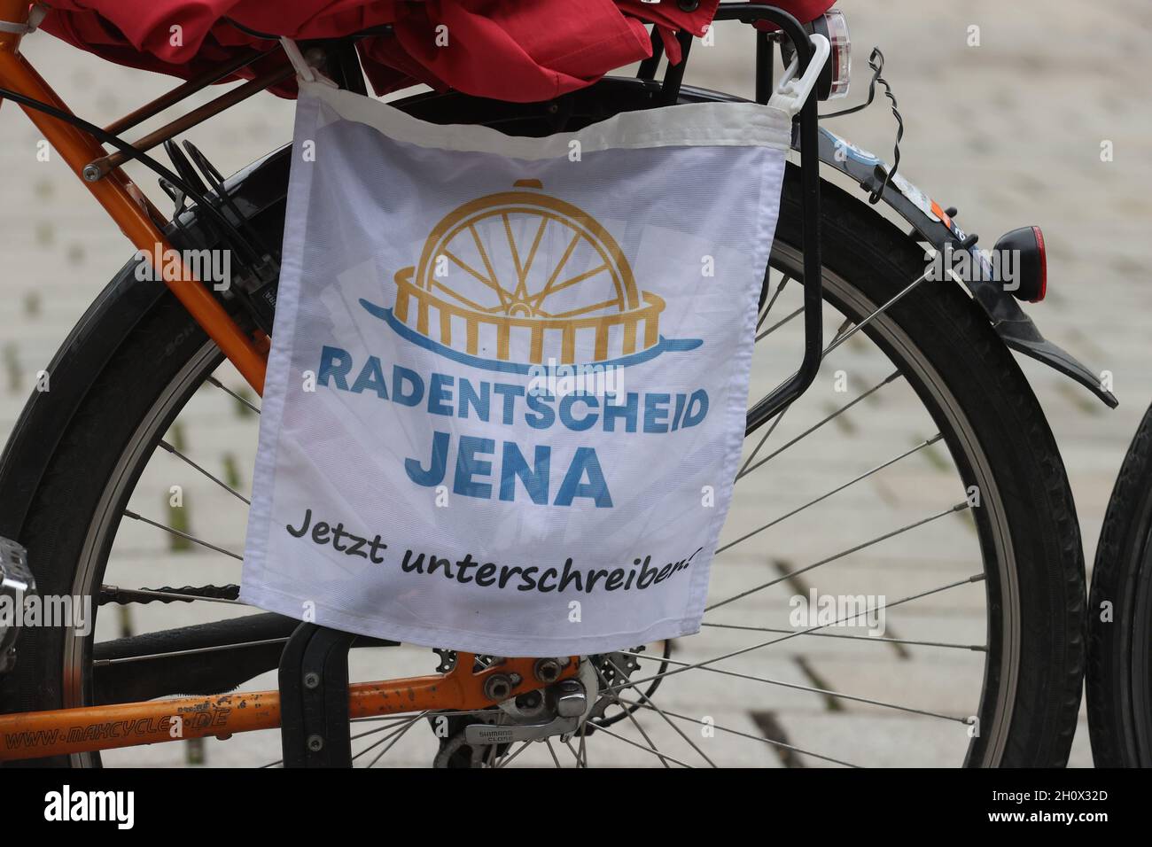 Jena, Germany. 11th Oct, 2021. 'Radentscheid Jena-Jetzt unterschreiben' is written on a piece of cloth on a bicycle. The citizens' initiative 'Radentscheid Jena' wants to make the city more bike-friendly. (to dpa: 'The pressure from the street: What can bicycle decisions achieve?') Credit: Bodo Schackow/dpa-zentralbild/dpa/Alamy Live News Stock Photo