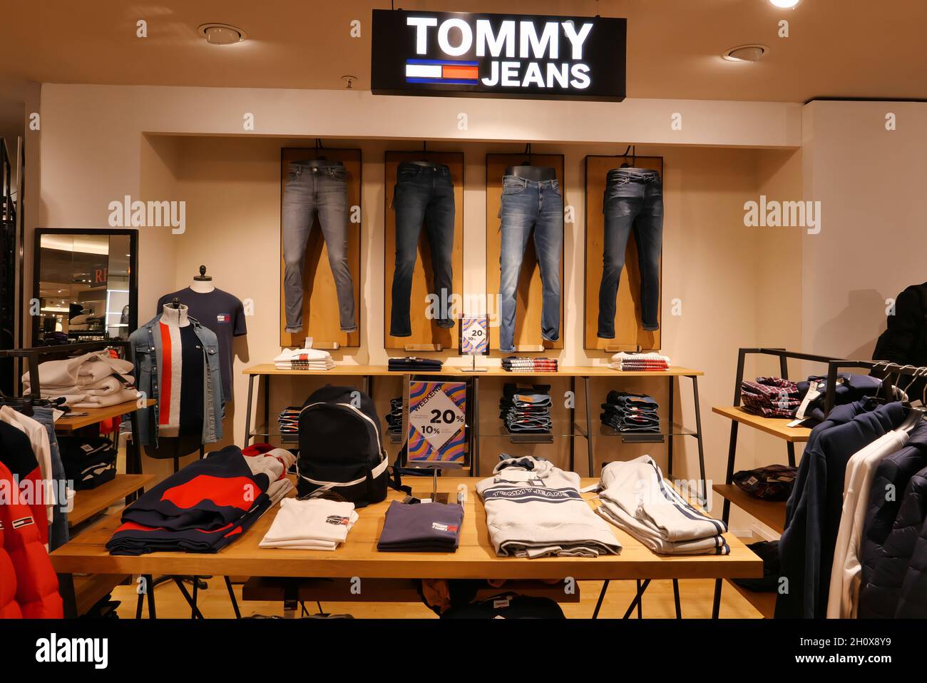 een vuurtje stoken regel Durf TOMMY JEANS CLOTHING ON DISPLAY INSIDE THE FASHION STORE Stock Photo - Alamy