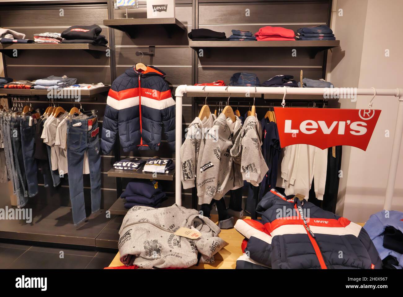 LEVIS CLOTHING ON DISPLAY INSIDE THE FASHION STORE Stock Photo