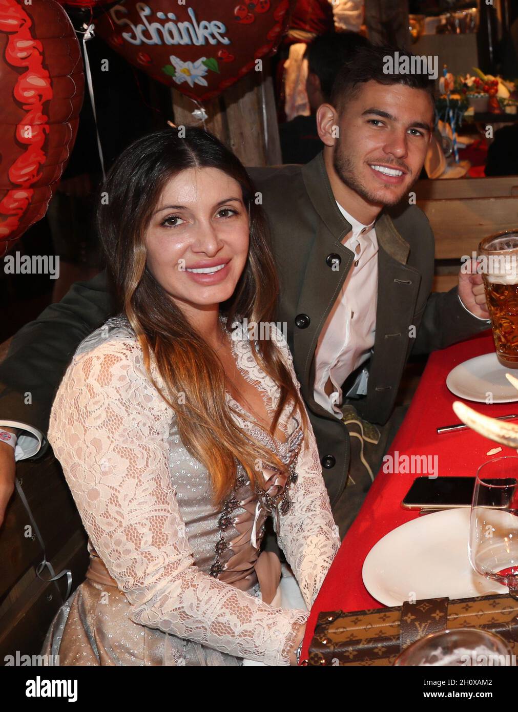 Lucas Hernandez with his wife Amelia Ossa Llorente Loremte FC Bayern Munich  Oktoberfest © diebilderwelt / Alamy Stock Stock Photo - Alamy