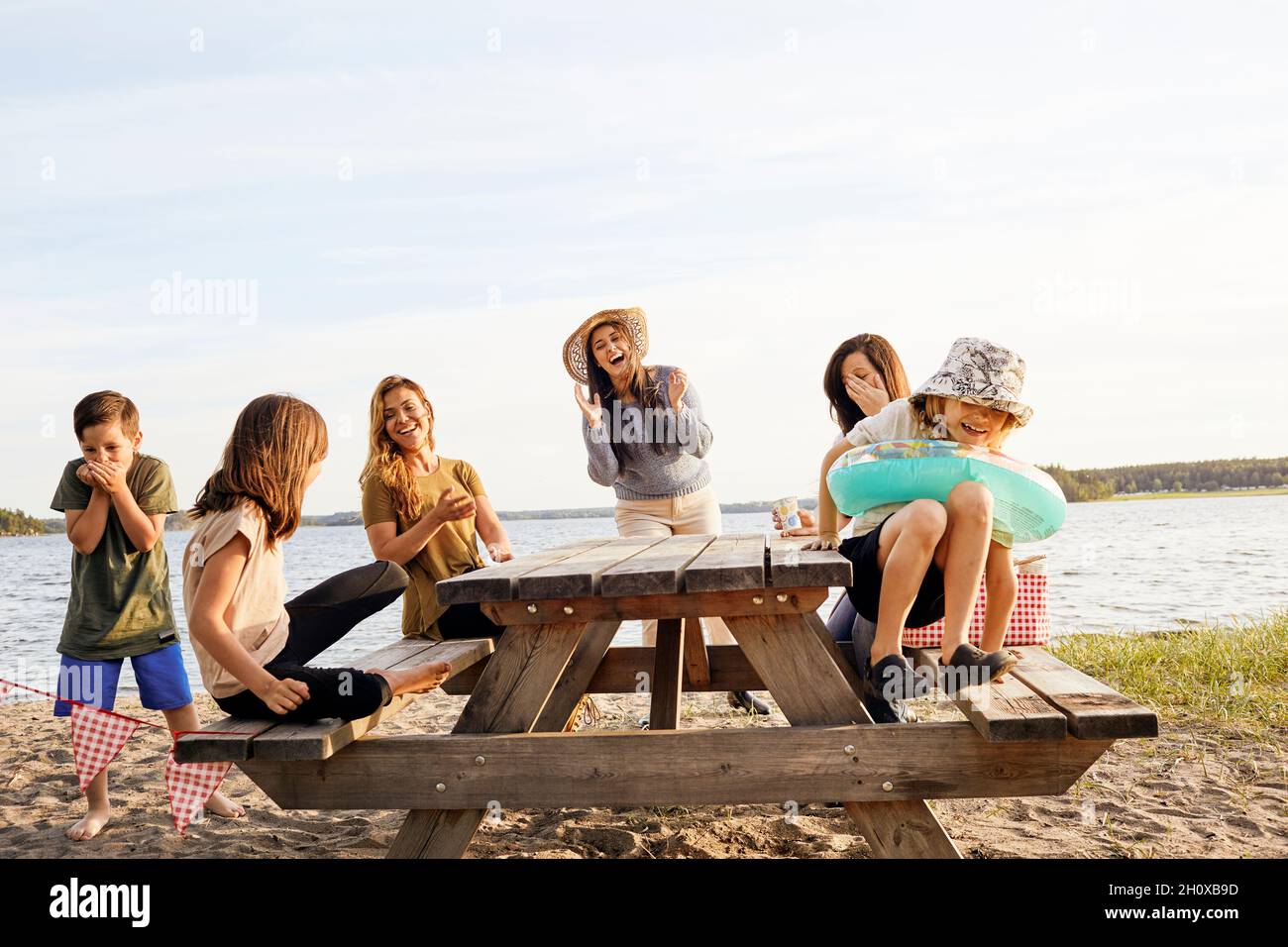 Family picnic lake hi-res stock photography and images - Alamy