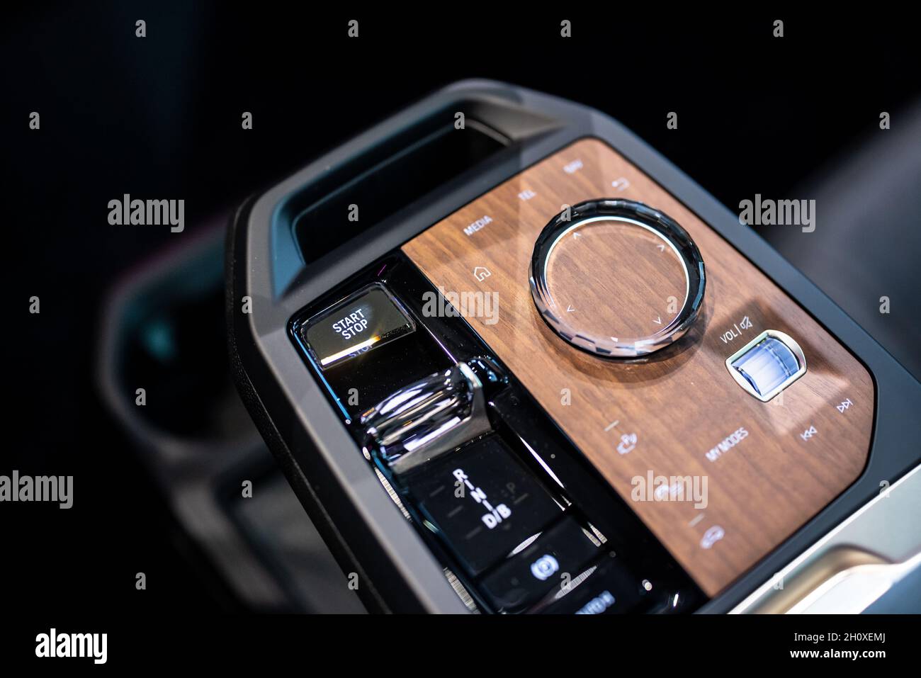 Garching, Germany. 29th Sep, 2021. The iDrive controller for controlling the various infotainment systems, as well as the paddle shifter, are seen on the center console inside a BMW iX during a BMW press event. Credit: Matthias Balk/dpa/Alamy Live News Stock Photo