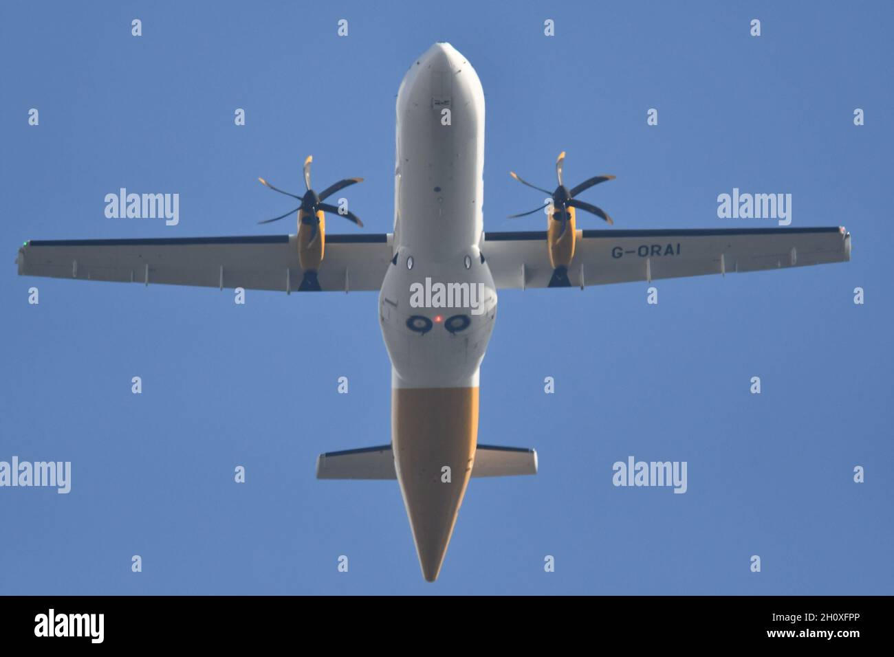 Commercial aircraft underbelly hi-res stock photography and images - Alamy