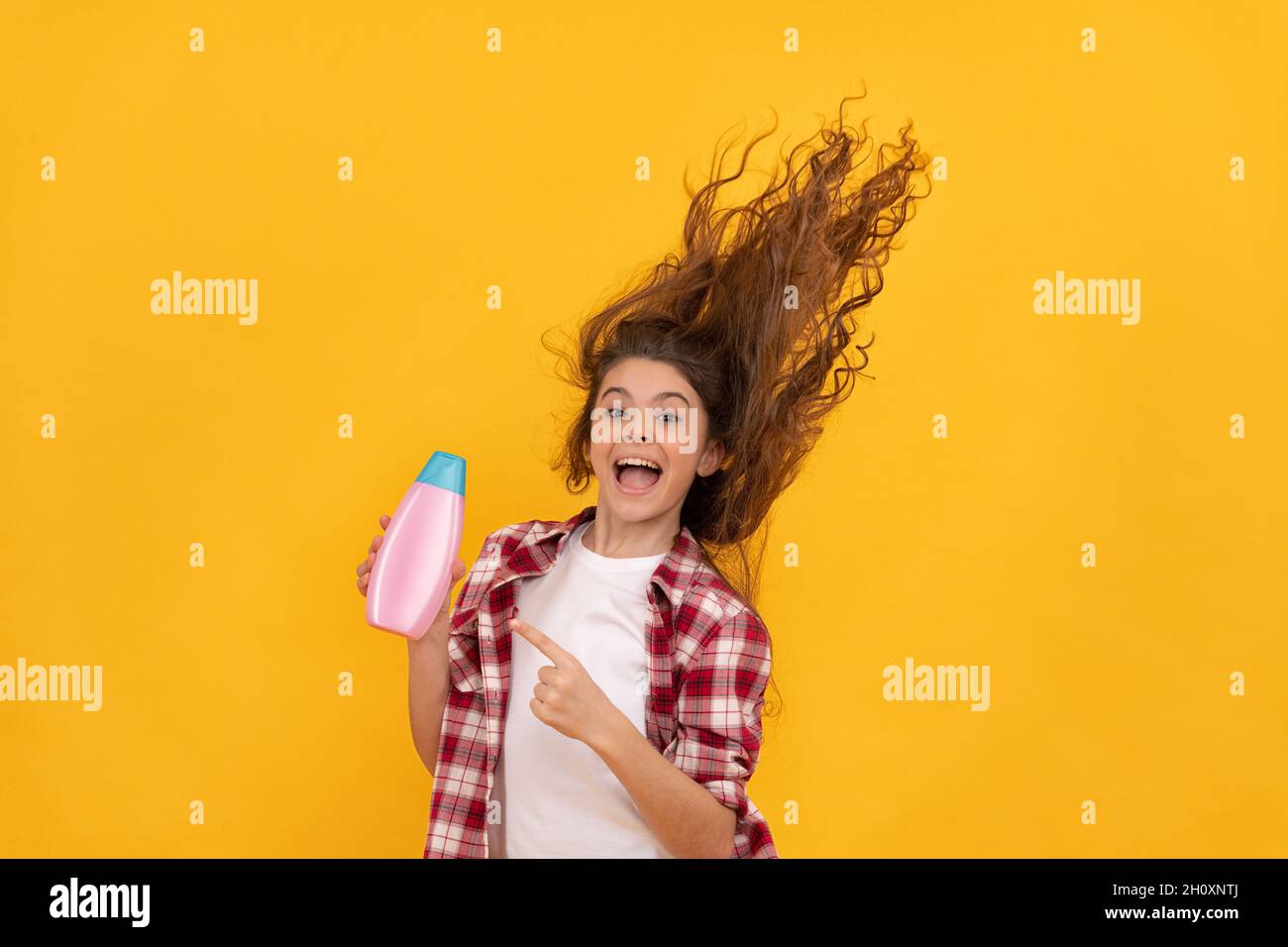 Onderhoud zakdoek vacht presenting cosmetic product. beauty. kid use shower gel. happy teen girl  with shampoo bottle Stock Photo - Alamy