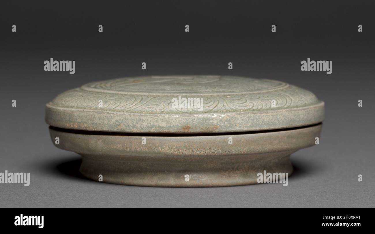 Covered Box: Yue Ware, 907-960. China, Shang-lin-hu kilns, Yu-yao District, Zhejiang province, Five dynasties (907-960). Glazed stoneware with incised decoration; diameter: 13 cm (5 1/8 in.); overall: 4.5 cm (1 3/4 in.). Stock Photo