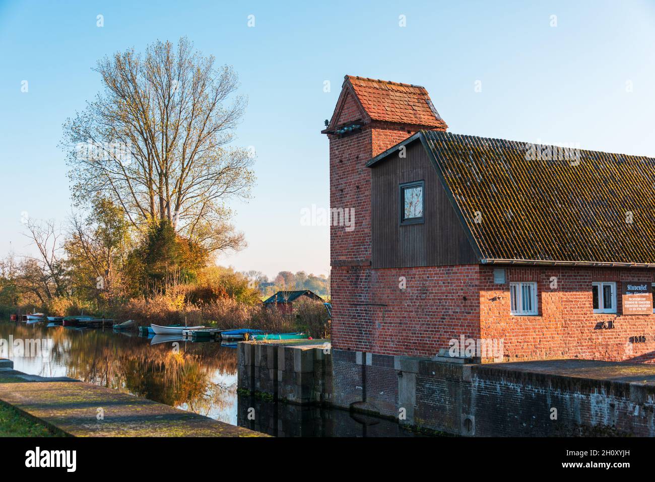 Schleusenanlage des alten historischen Eiderkanals bei Sehestedt in Schleswig-Holstein Stock Photo