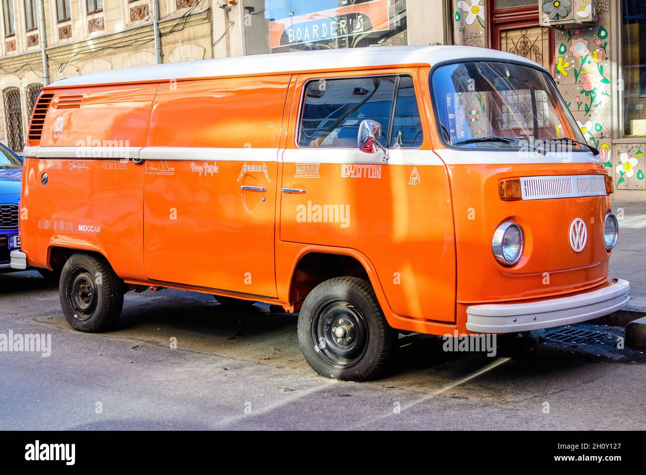 Orange and white kombi hi-res stock photography and images - Alamy
