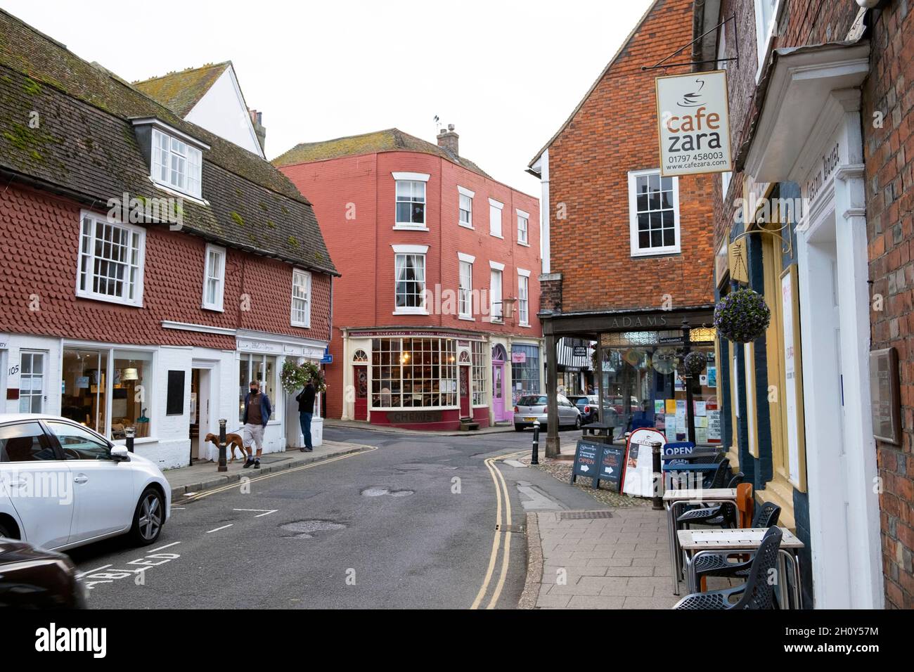 Cafe Zara Man Walking Dogs Past Art Gallery And Shops Along High Street In 21 Rye East Sussex England Great Britain Uk Kathy Dewitt Stock Photo Alamy