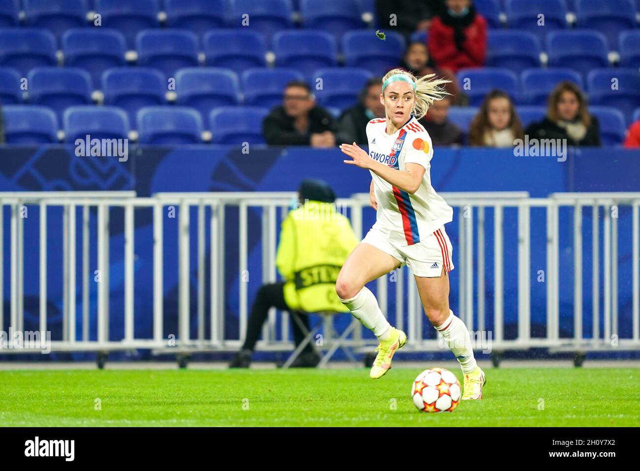Lyon, France. 14th Oct, 2021. Ellie Carpenter (12 Lyon) controls the ball  (action) during the UEFA Womens Champions League Group stage round 2  football match between Olympique Lyonnais and SL Benfica at