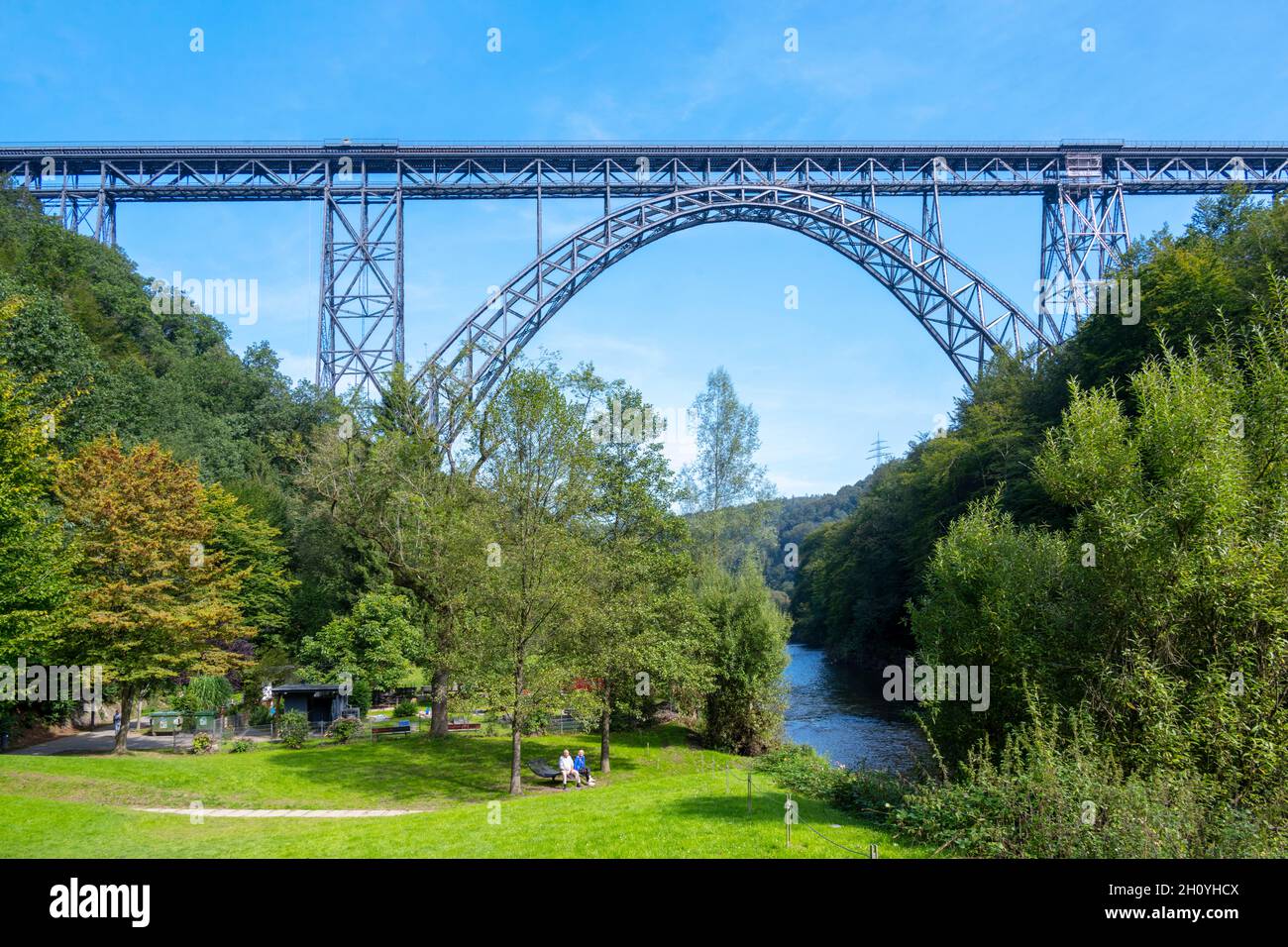 Deutschland, Nordrhein-Westfalen, Solingen, Die Müngstener Brücke ist die höchste Eisenbahnbrücke Deutschlands. Sie überspannt zweigleisig zwischen de Stock Photo