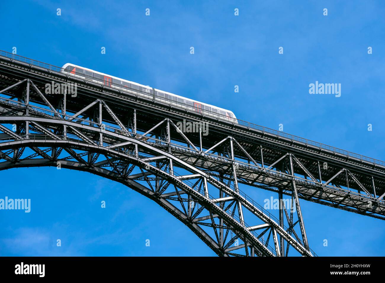 Deutschland, Nordrhein-Westfalen, Solingen, Die Müngstener Brücke ist die höchste Eisenbahnbrücke Deutschlands. Sie überspannt zweigleisig zwischen de Stock Photo