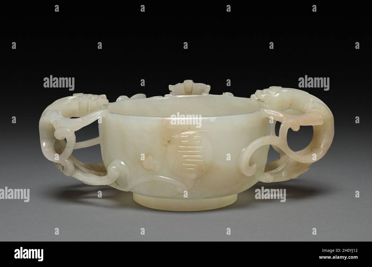https://c8.alamy.com/comp/2H0YJ12/libation-cup-1662-1722-china-qing-dynasty-1644-1911-kangxi-reign-1662-1722-jade-diameter-146-cm-5-34-in-overall-46-cm-1-1316-in-2H0YJ12.jpg
