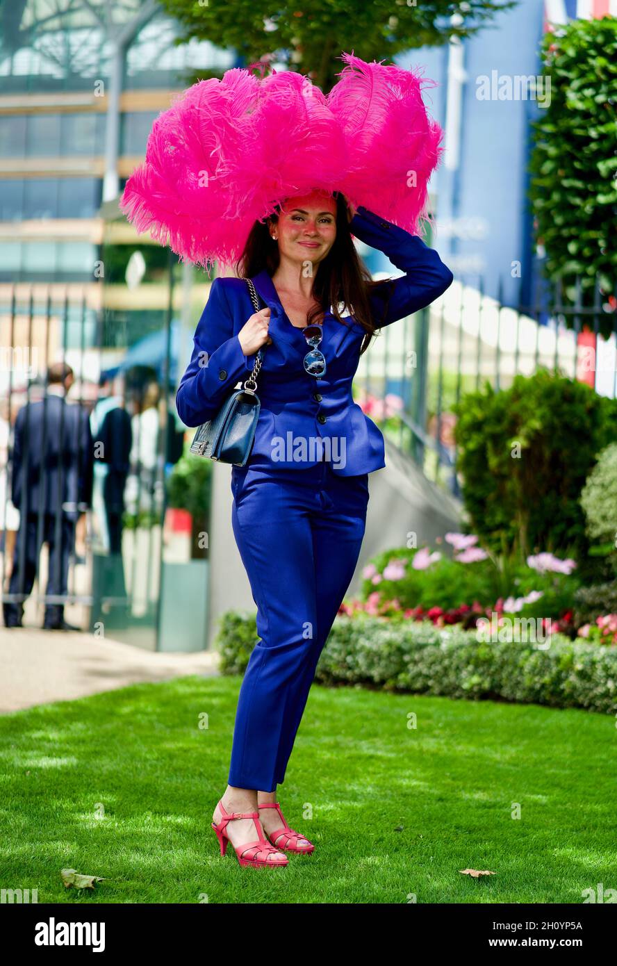 Share more than 82 ladies royal blue trouser suit best - in.duhocakina